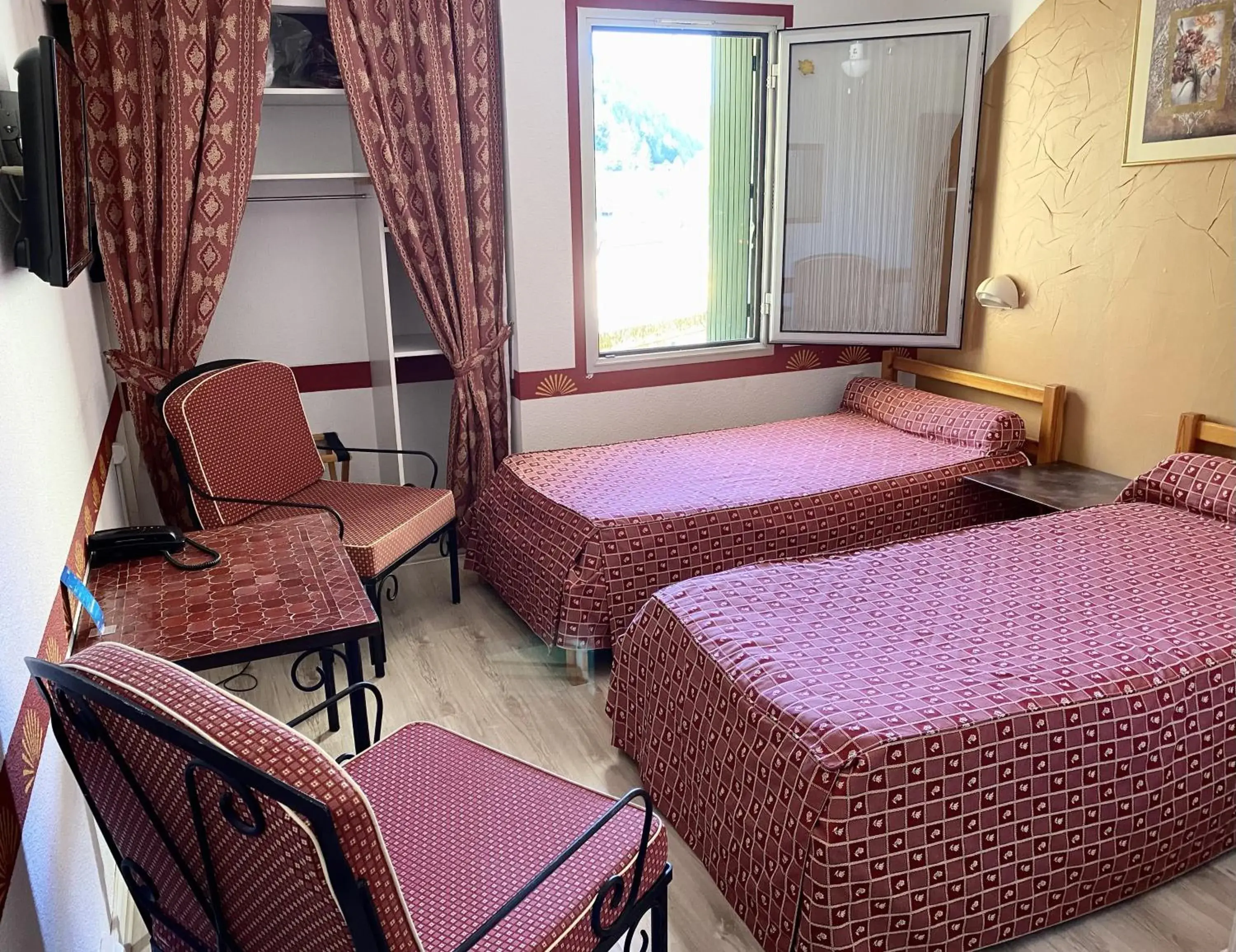 Economy Twin Room - Parking Side in Hotel-Restaurant La Lauzétane Economy Twin Room - Parking Side in Hotel-Restaurant La Lauzétane