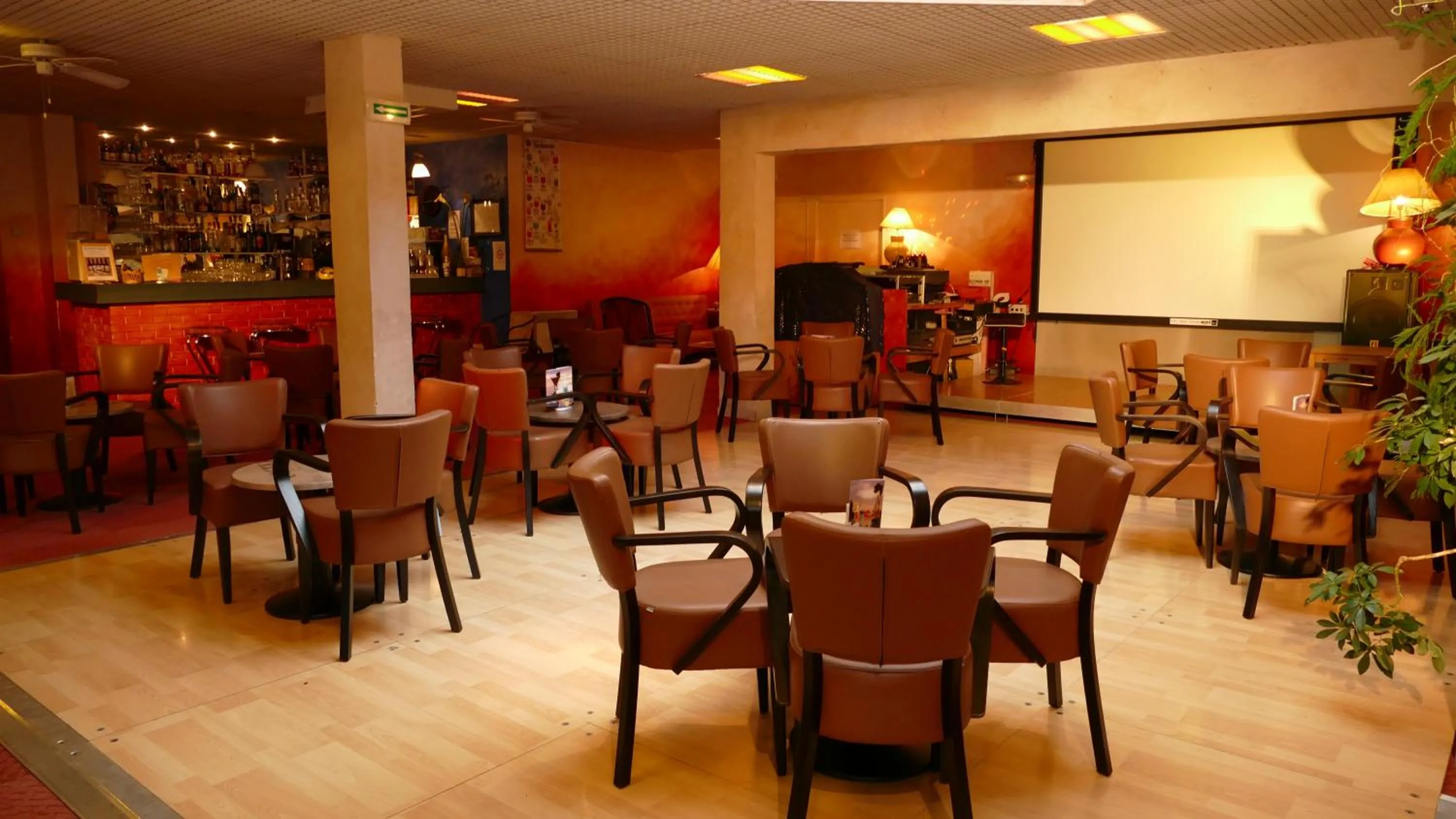 Lounge or bar in Hotel-Restaurant La Lauzétane
