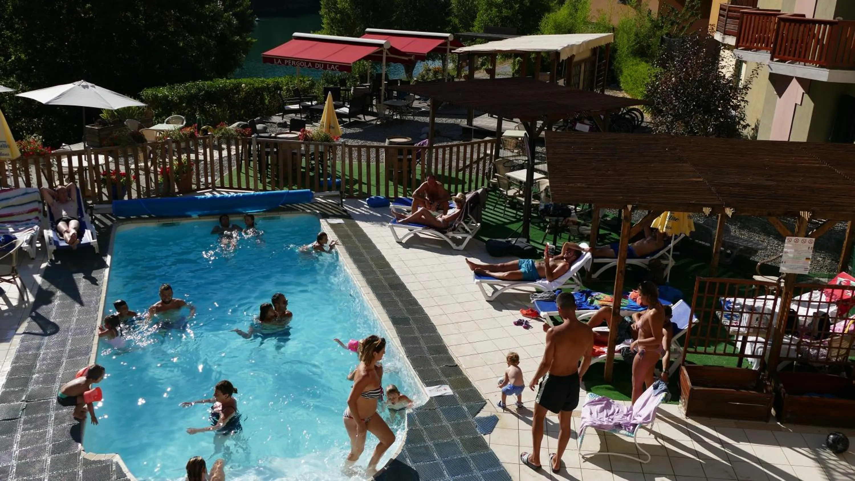 Swimming pool in Hotel-Restaurant La Lauzétane