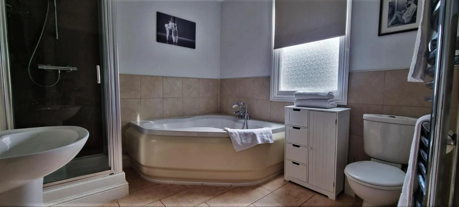 Bathroom, Bed in The Weir Hotel