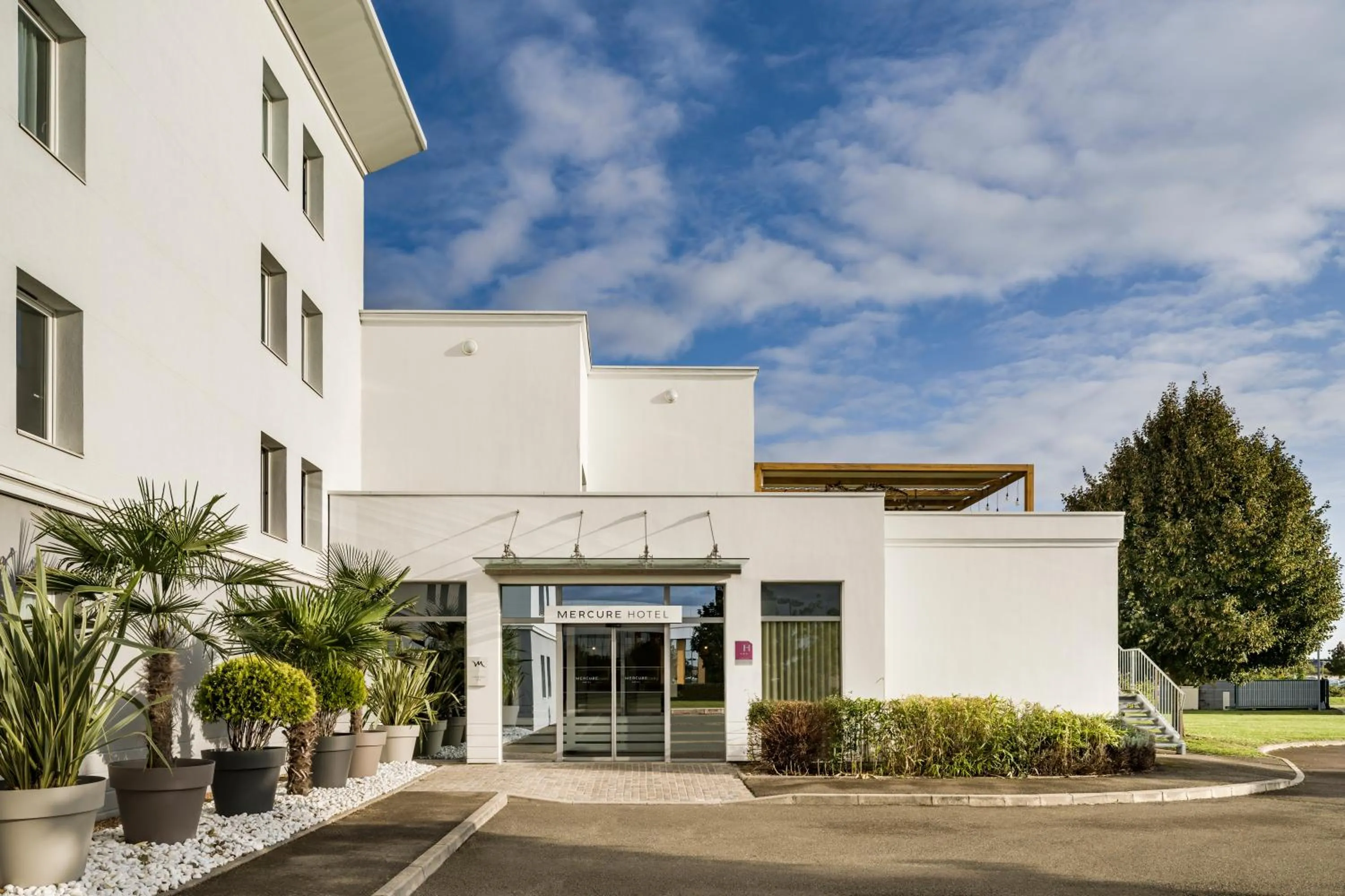 Facade/entrance in Mercure Chartres Est