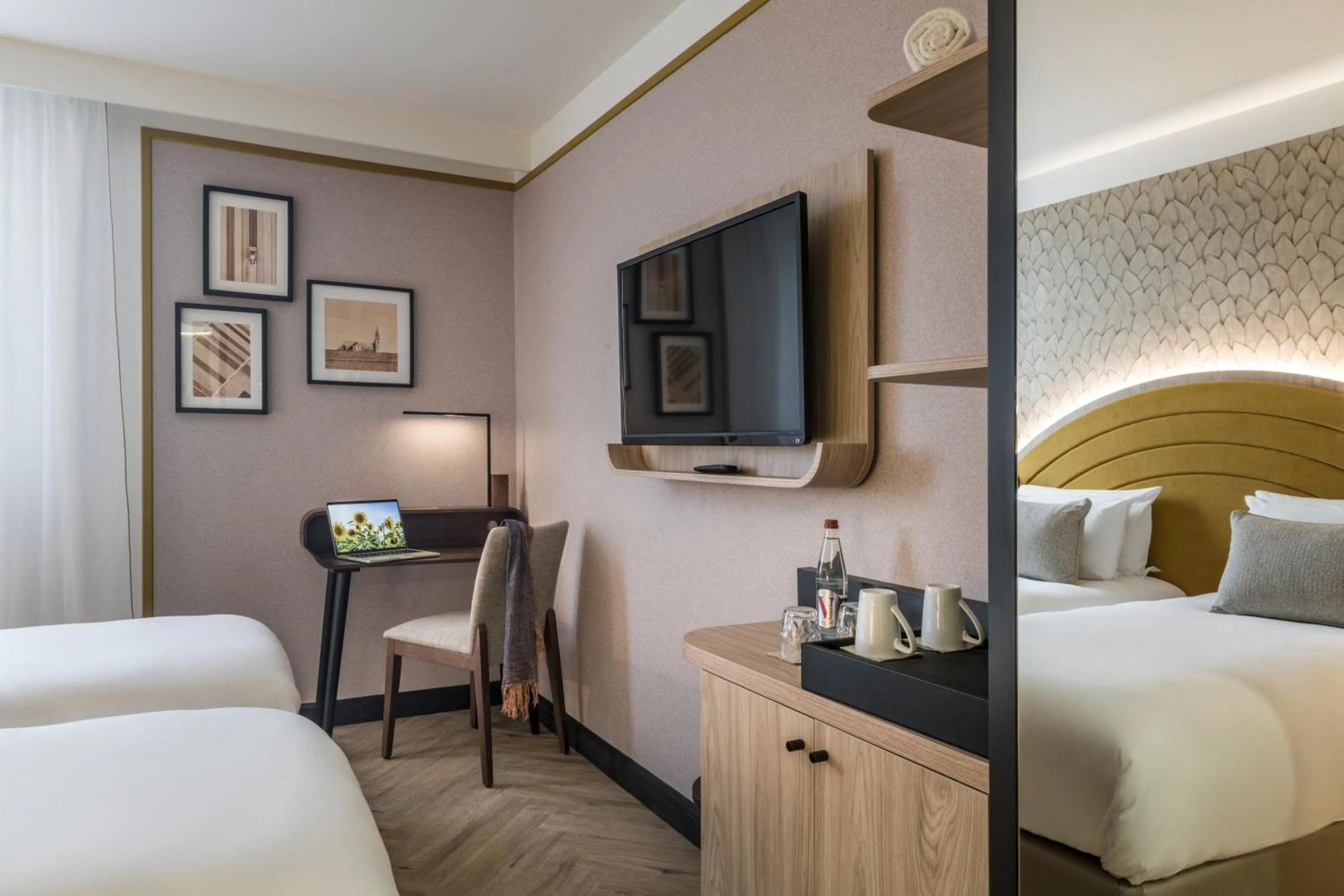 TV and multimedia, Bed in Mercure Chartres Est
