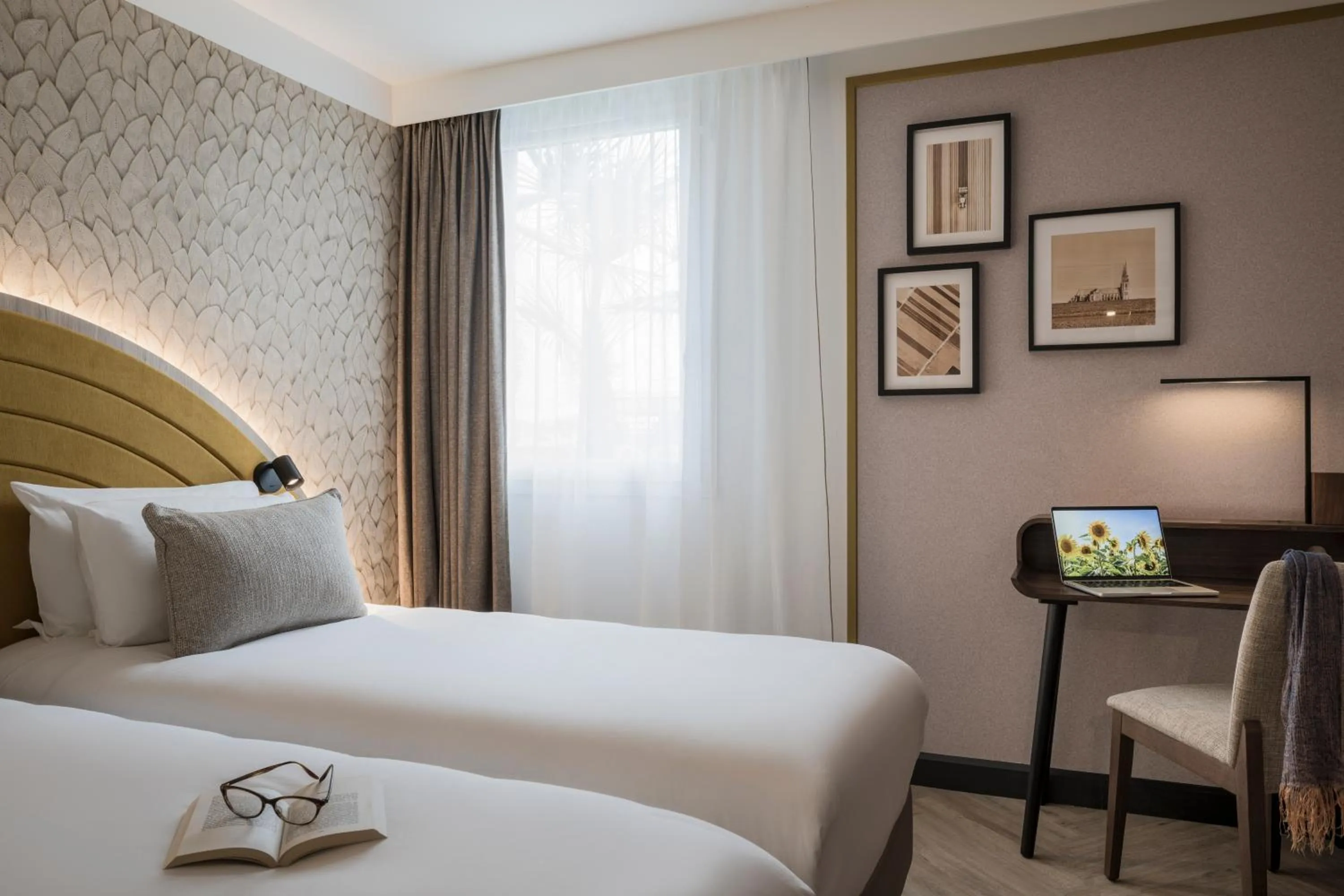 Photo of the whole room, Bed in Mercure Chartres Est