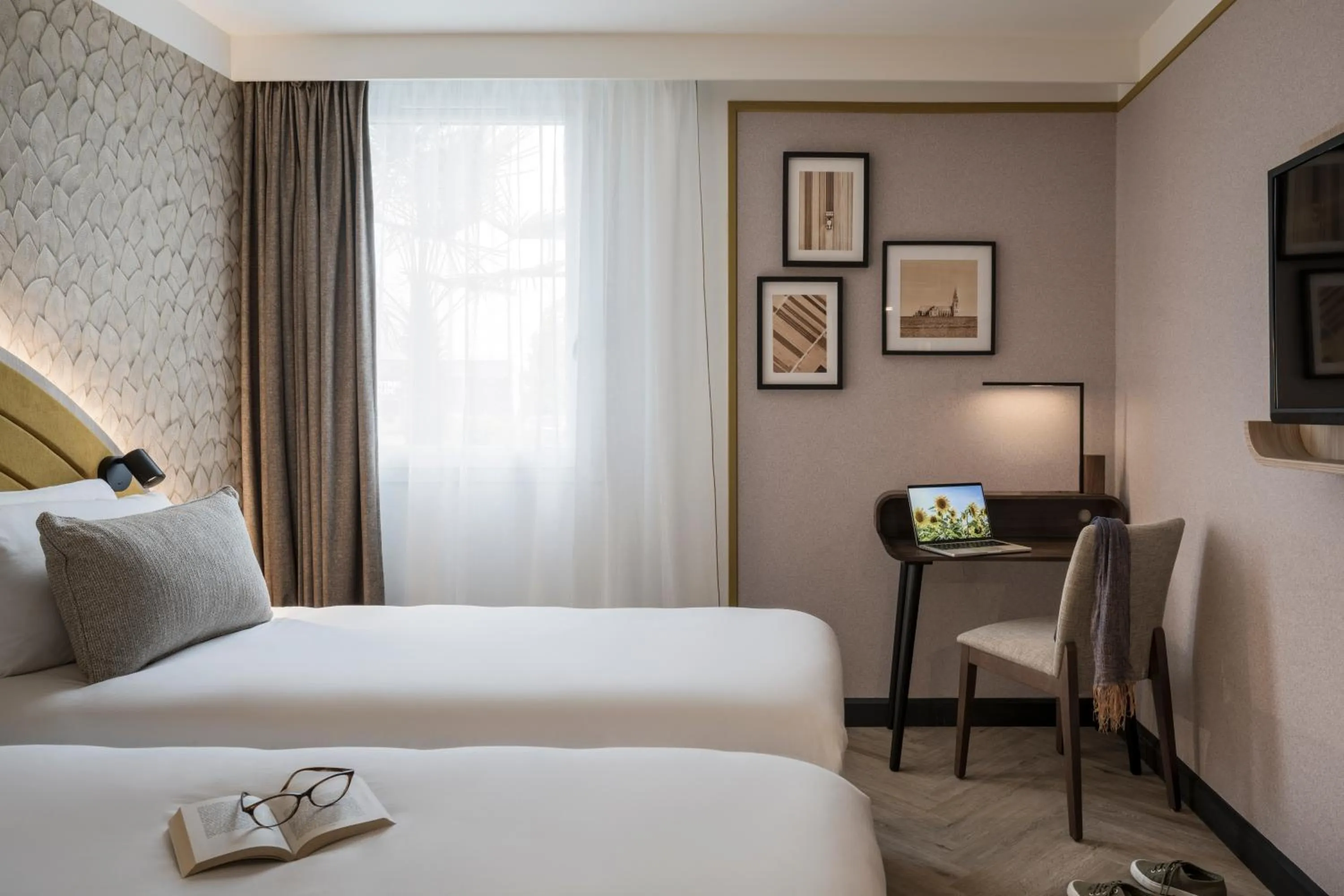 Photo of the whole room, Bed in Mercure Chartres Est