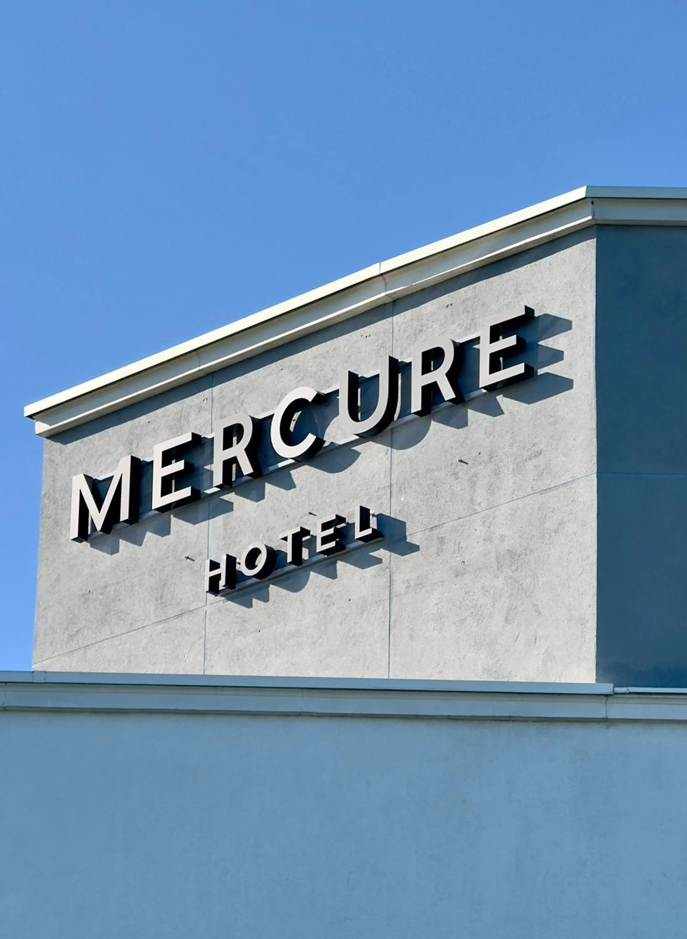 Property building in Mercure Chartres Est