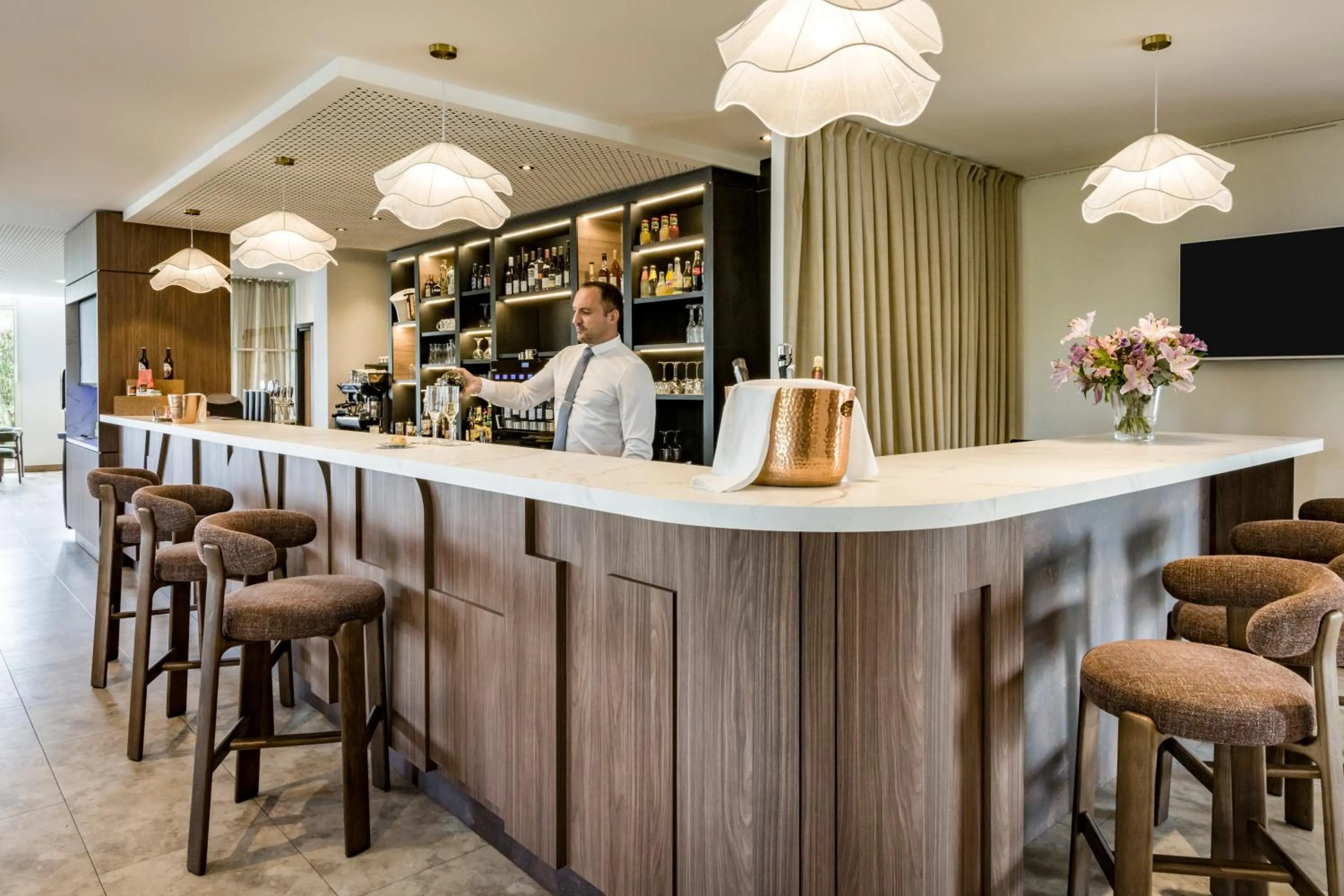 Lounge or bar in Mercure Chartres Est