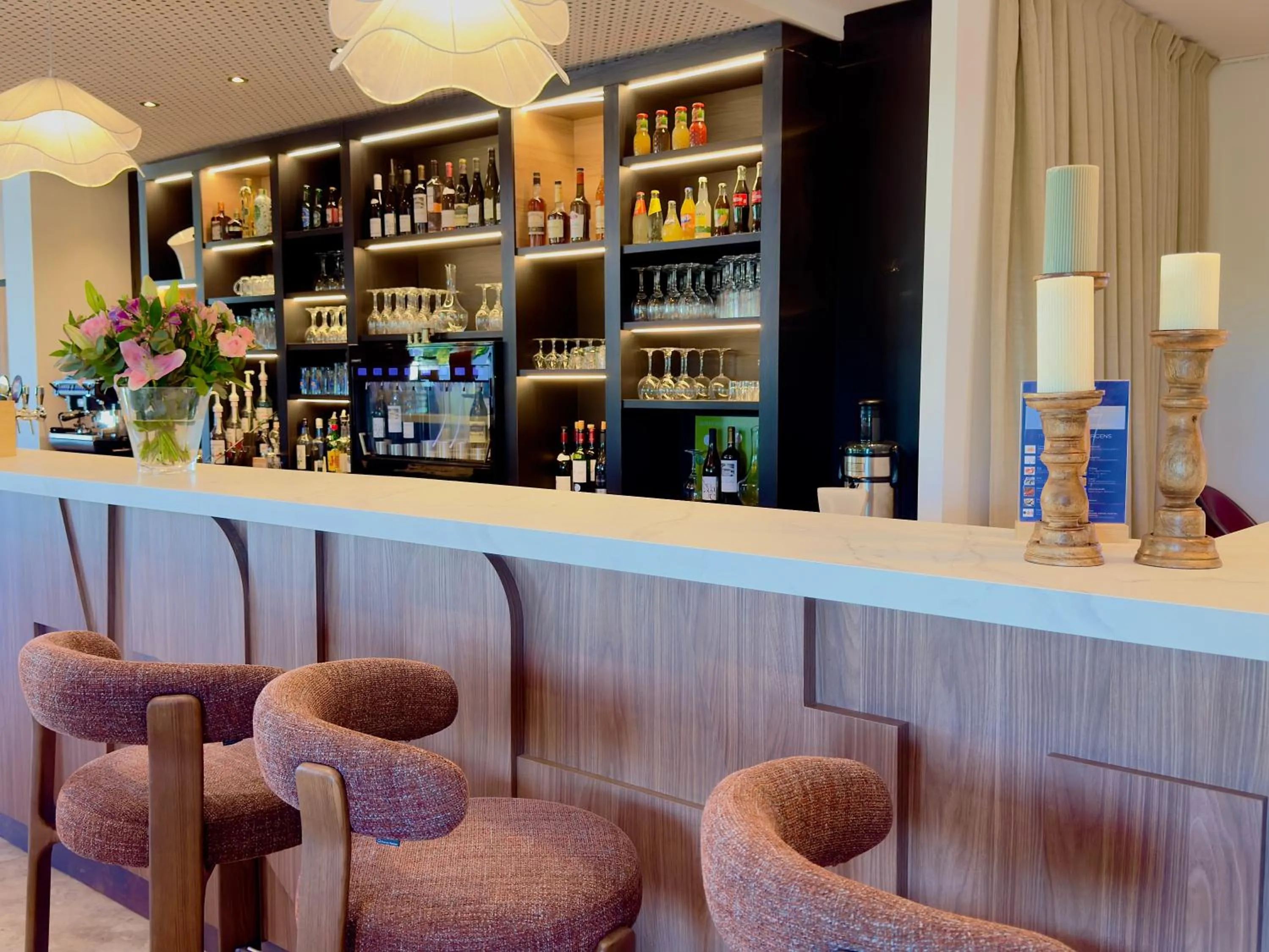 Lounge or bar in Mercure Chartres Est