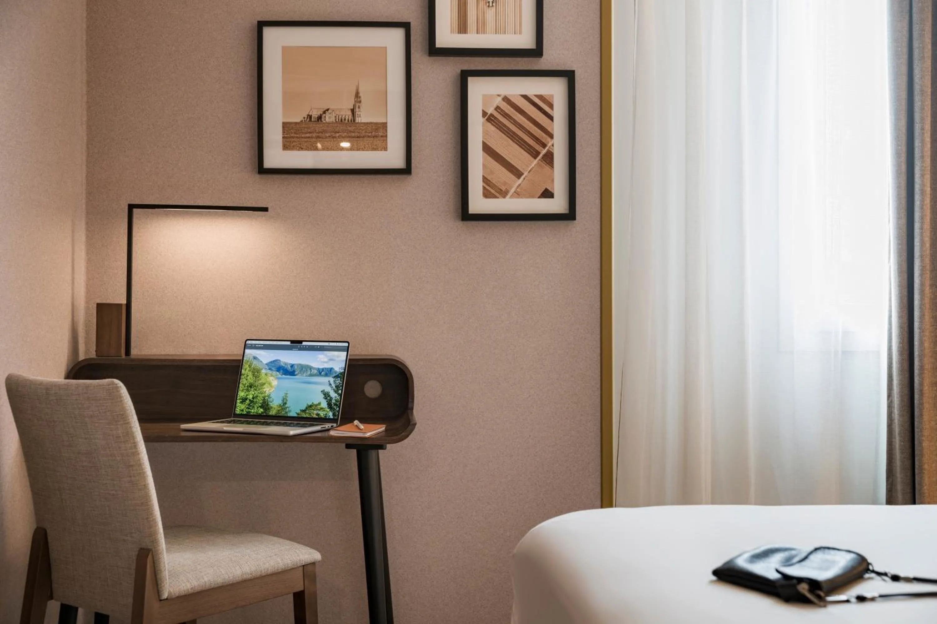 Photo of the whole room in Mercure Chartres Est