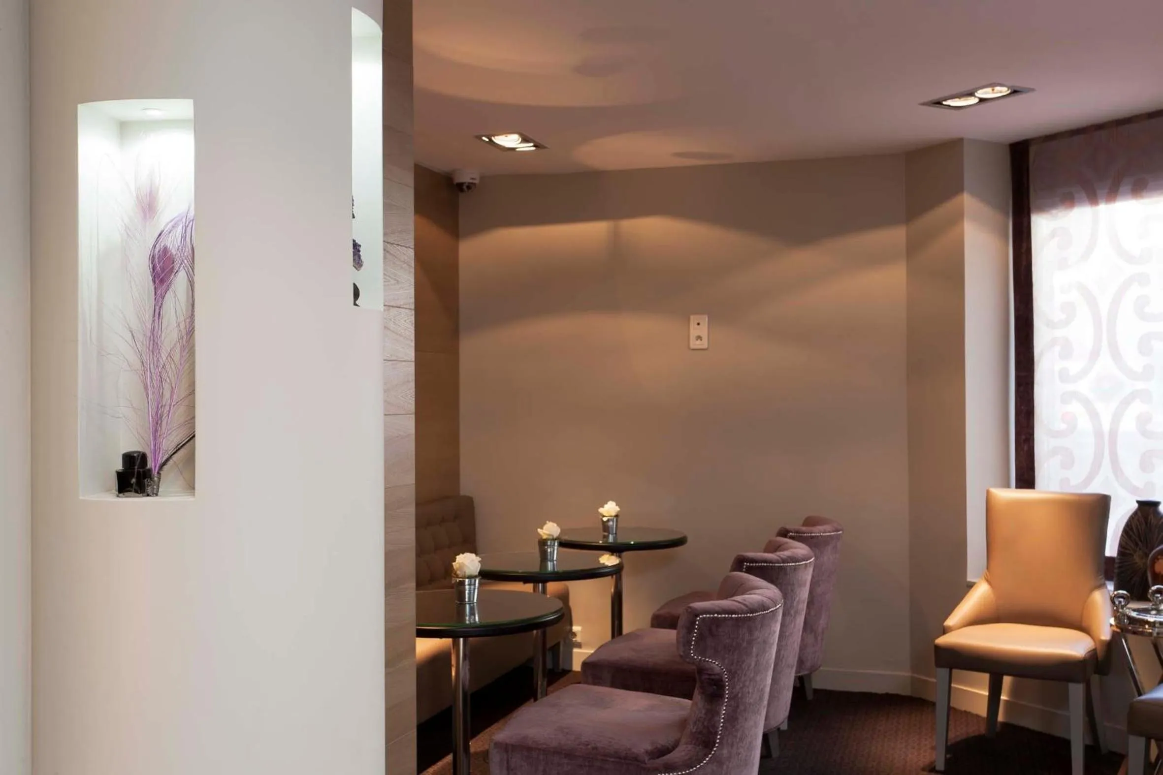 Restaurant/places to eat in Hôtel Elysées Flaubert