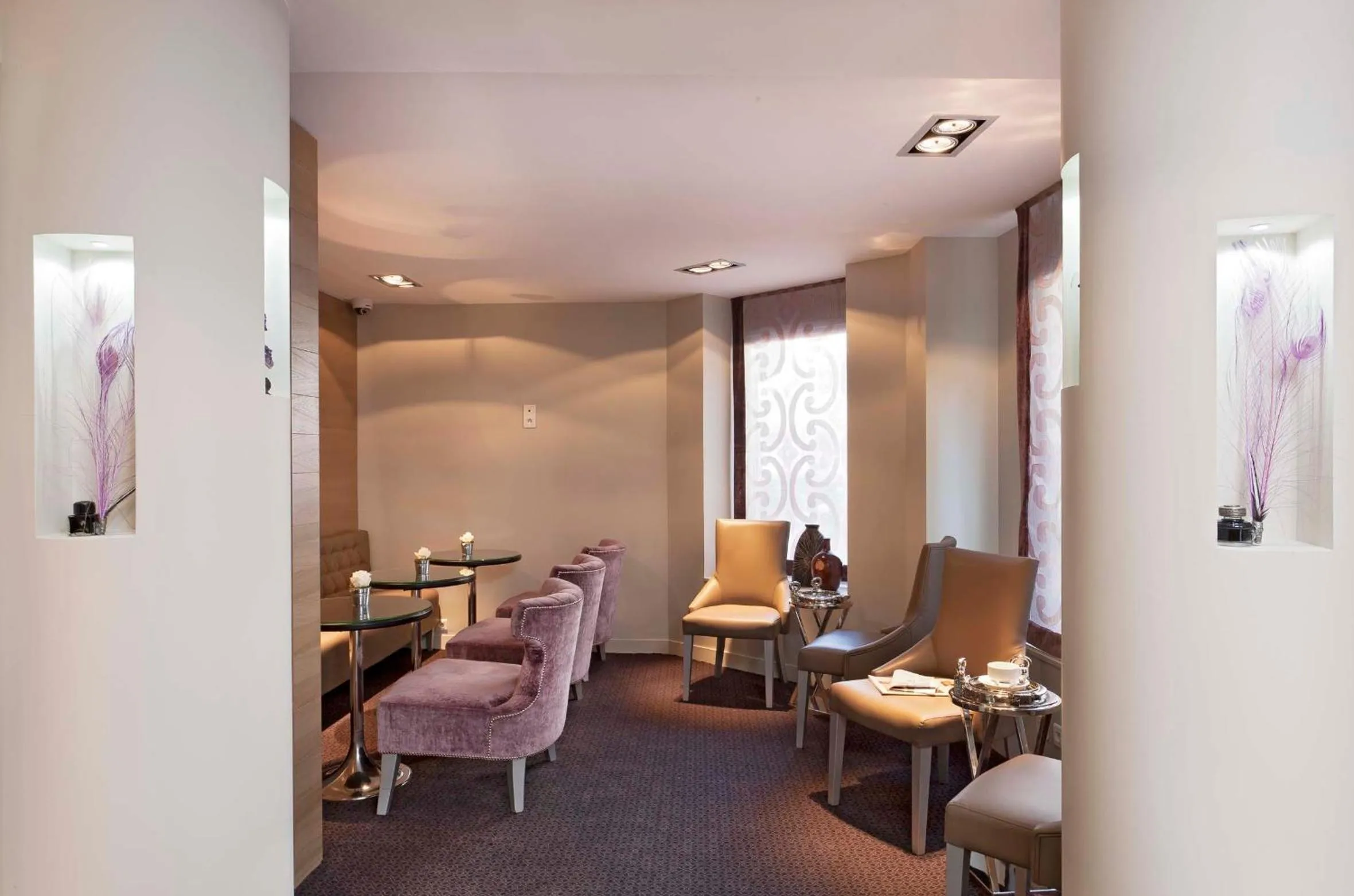 Restaurant/places to eat in Hôtel Elysées Flaubert