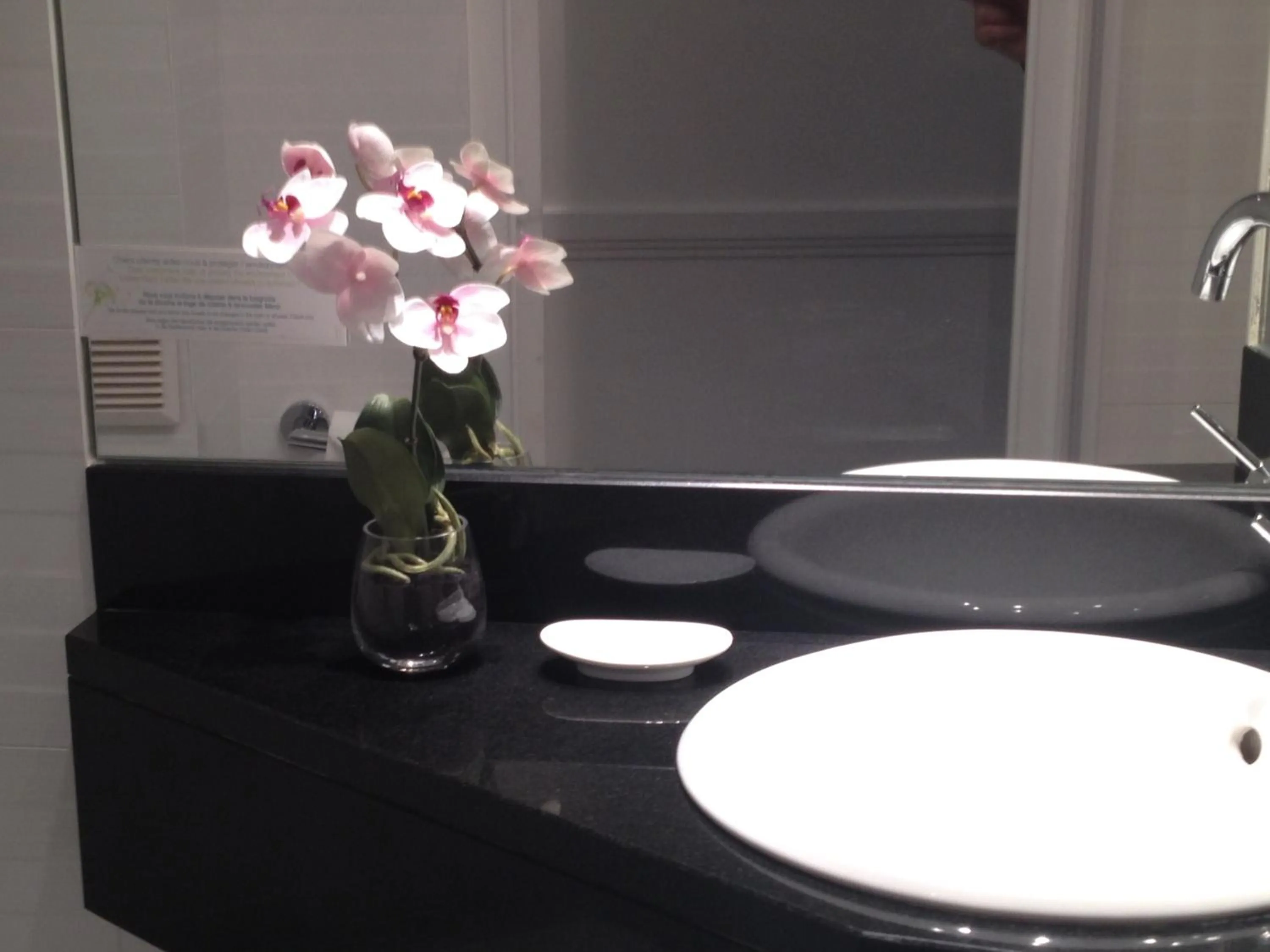 Bathroom in Hôtel Elysées Flaubert