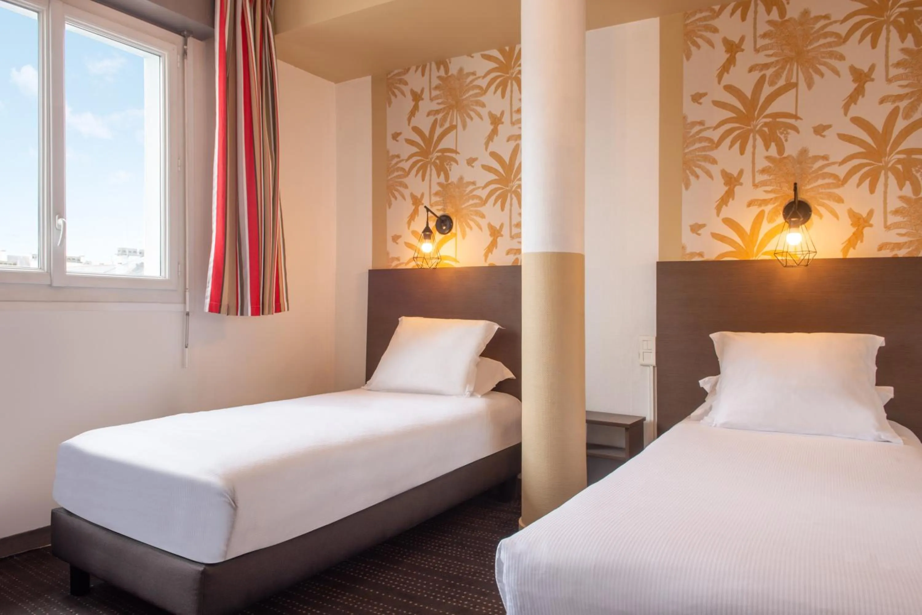 Bed in The Originals City, Hôtel de l'Europe, Saint-Nazaire