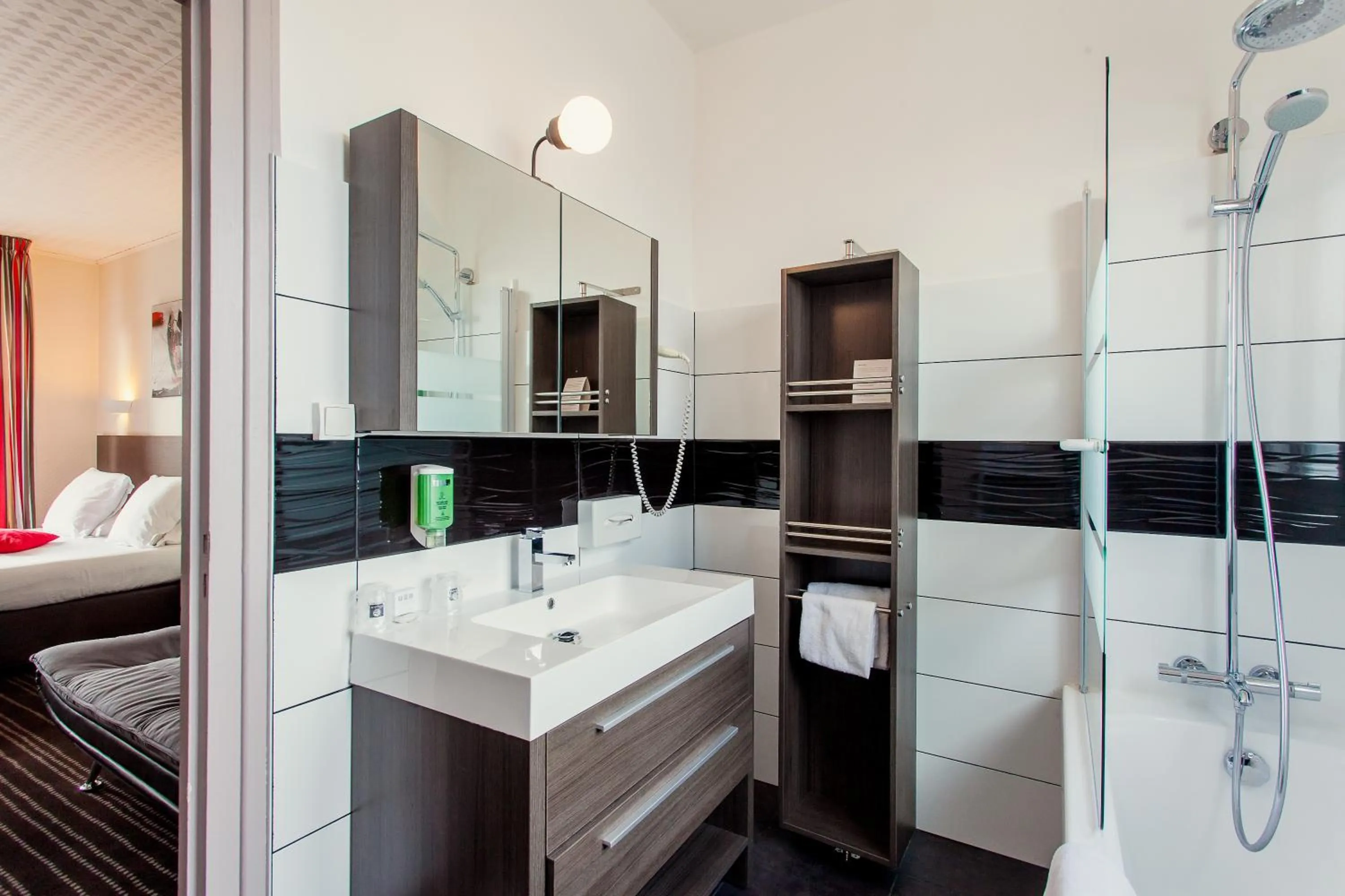 Bathroom in The Originals City, Hôtel de l'Europe, Saint-Nazaire