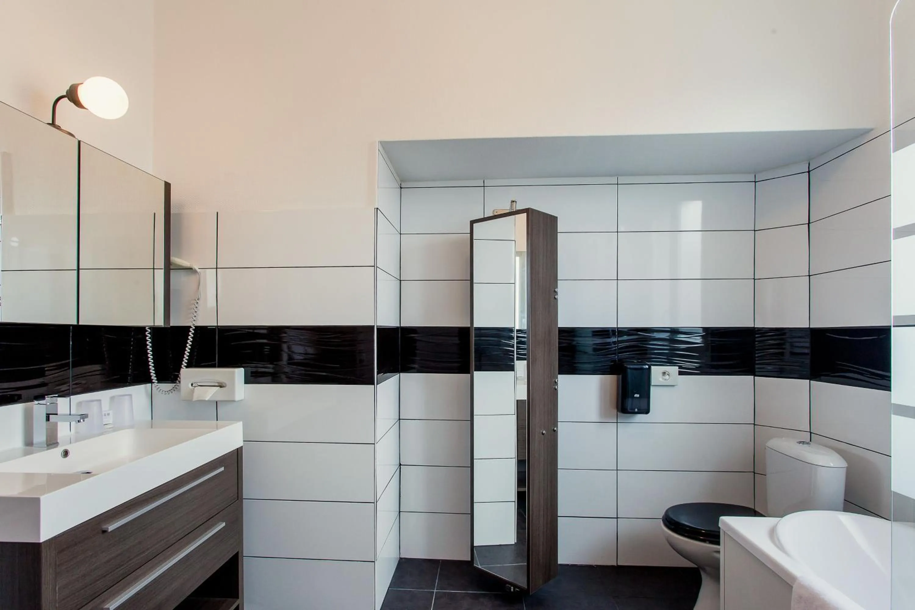 Shower in The Originals City, Hôtel de l'Europe, Saint-Nazaire