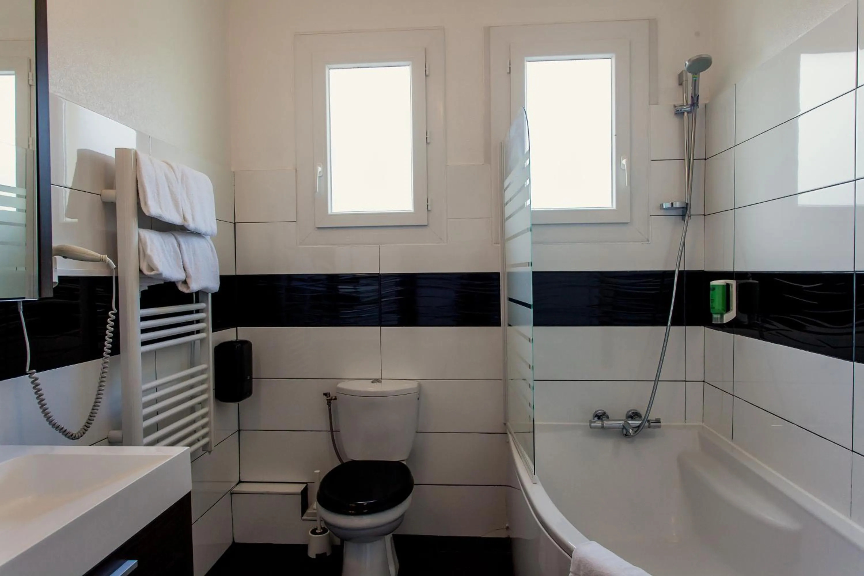 Toilet in The Originals City, Hôtel de l'Europe, Saint-Nazaire