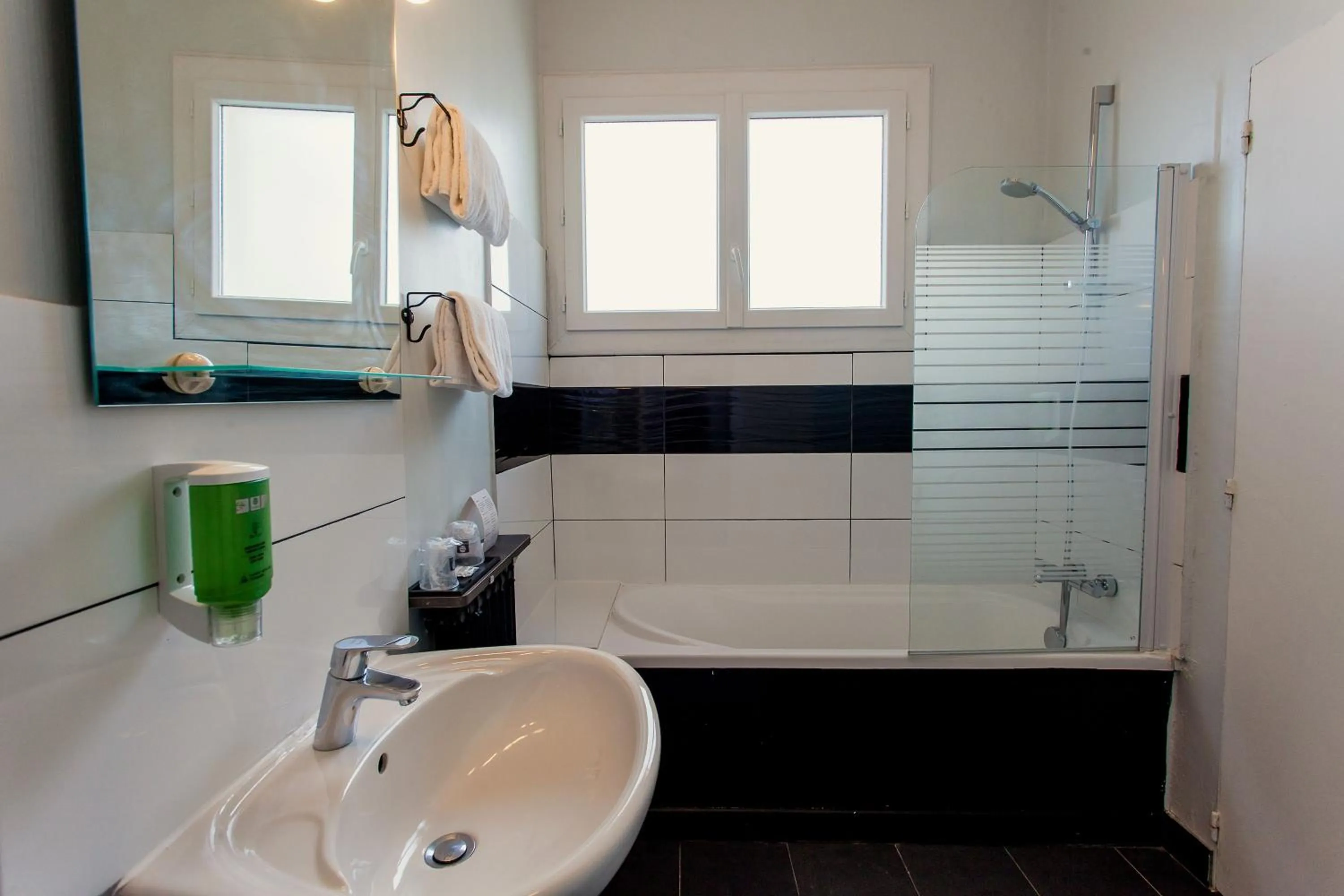 Bathroom in The Originals City, Hôtel de l'Europe, Saint-Nazaire