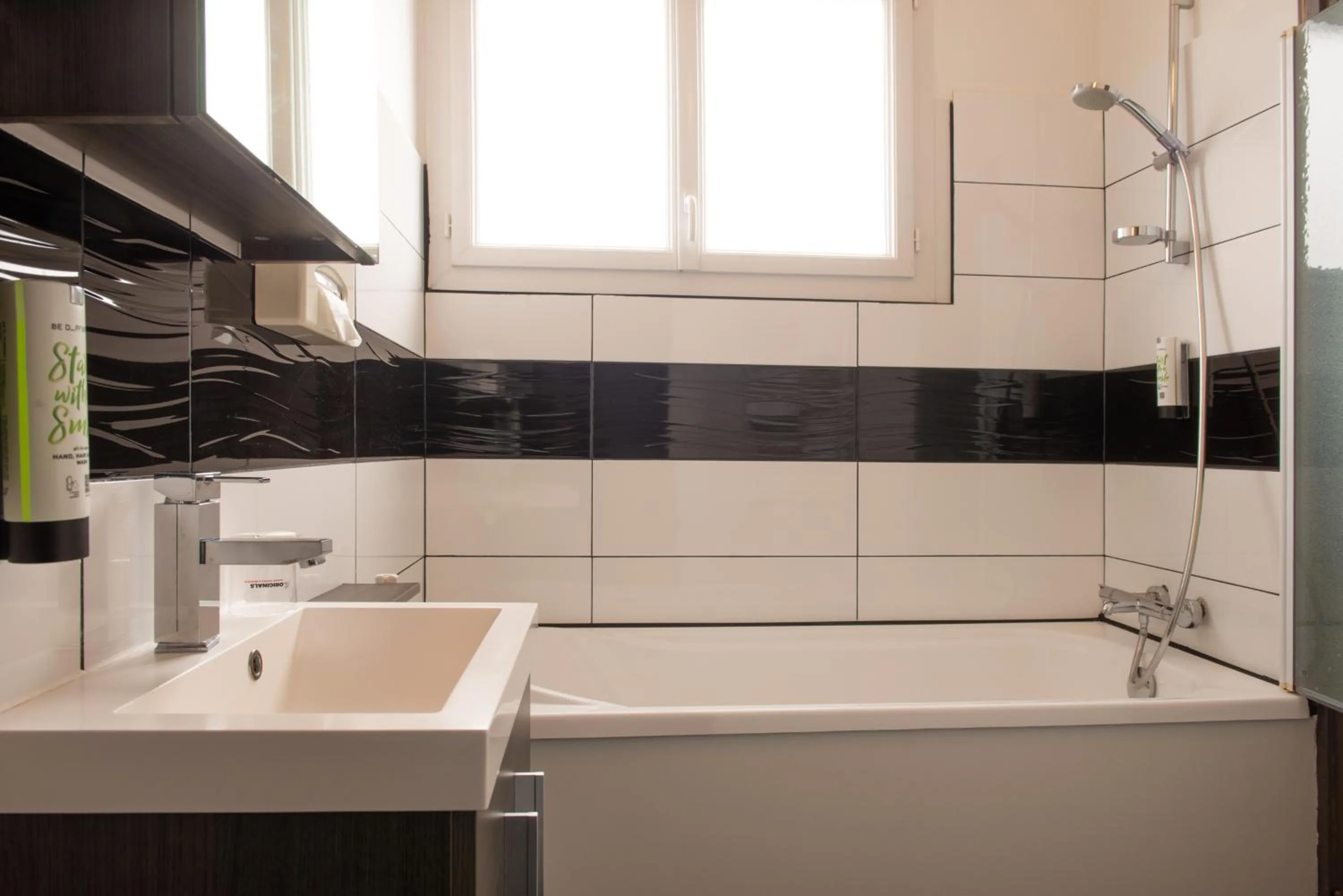 Bathroom in The Originals City, Hôtel de l'Europe, Saint-Nazaire