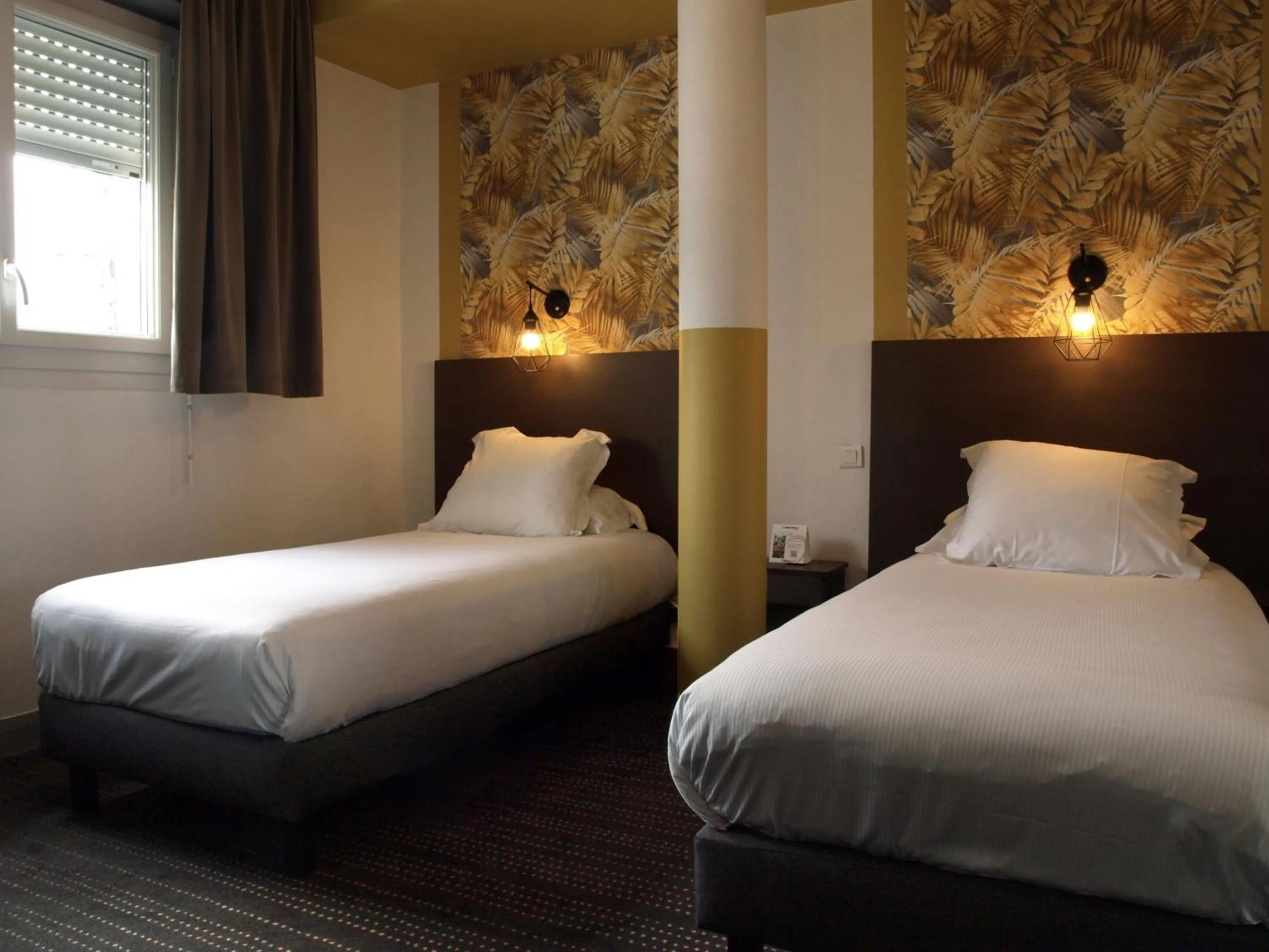 Bedroom, Bed in The Originals City, Hôtel de l'Europe, Saint-Nazaire