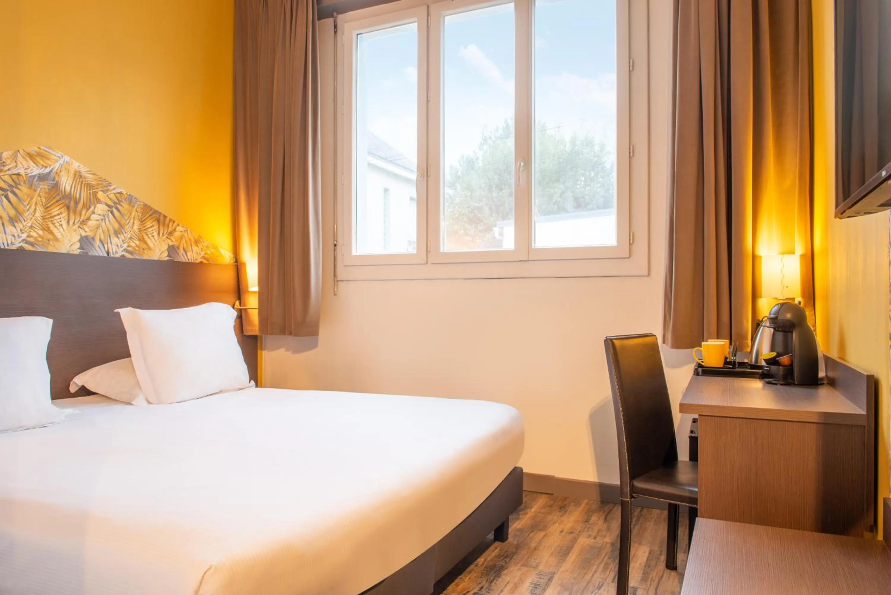 Bed in The Originals City, Hôtel de l'Europe, Saint-Nazaire