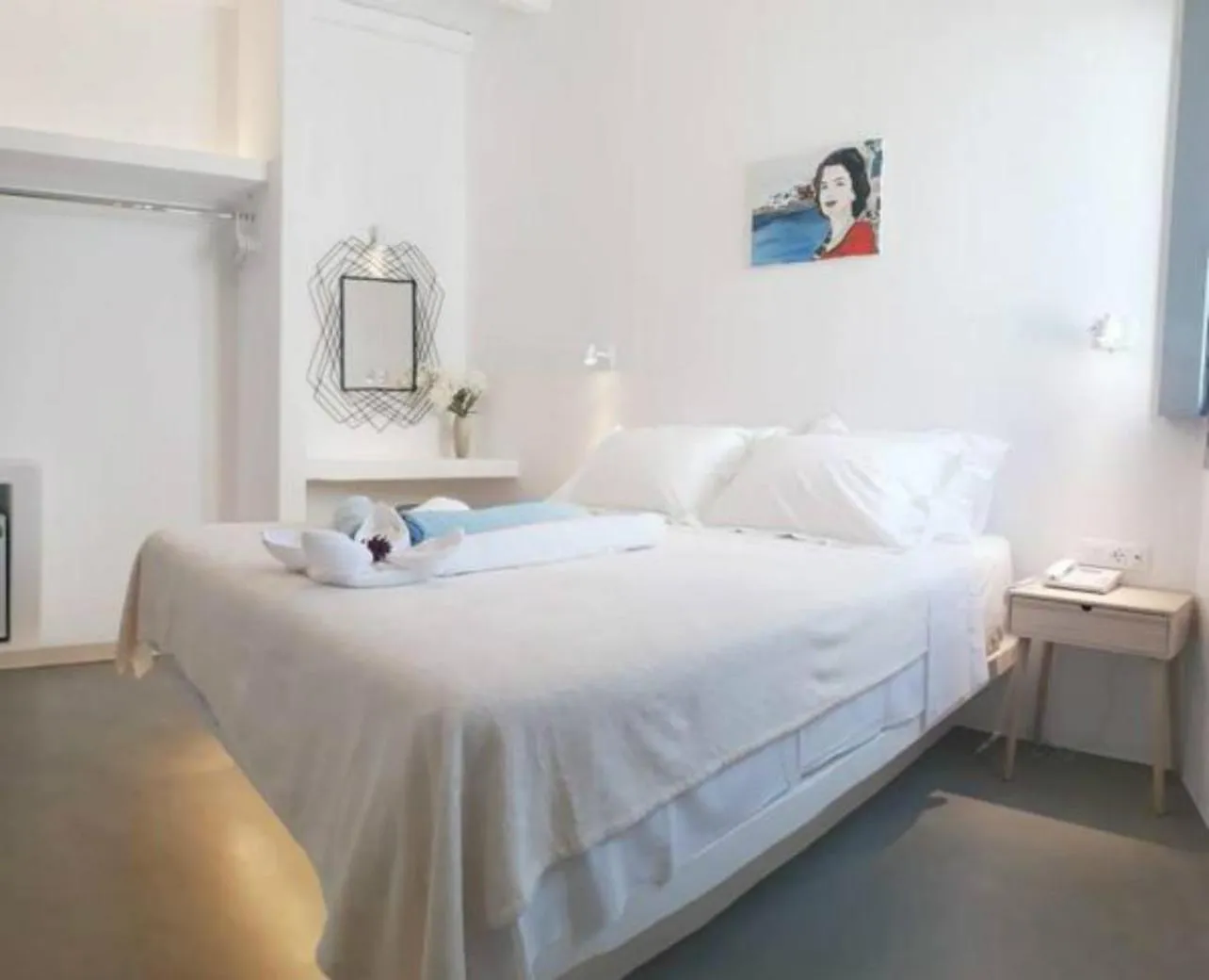 Bed in Mykonos Pantheon