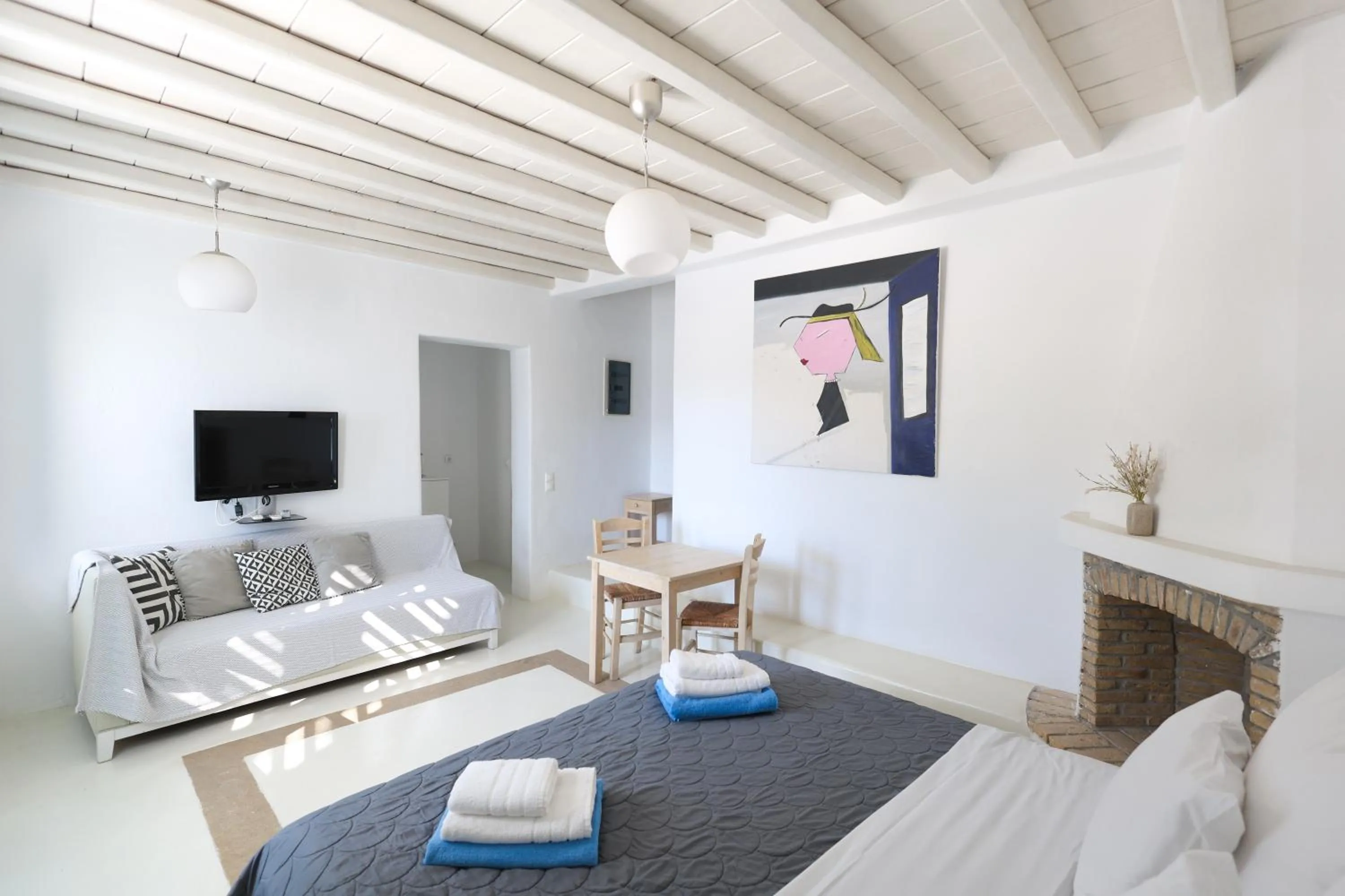 Photo of the whole room, Bed in Mykonos Pantheon