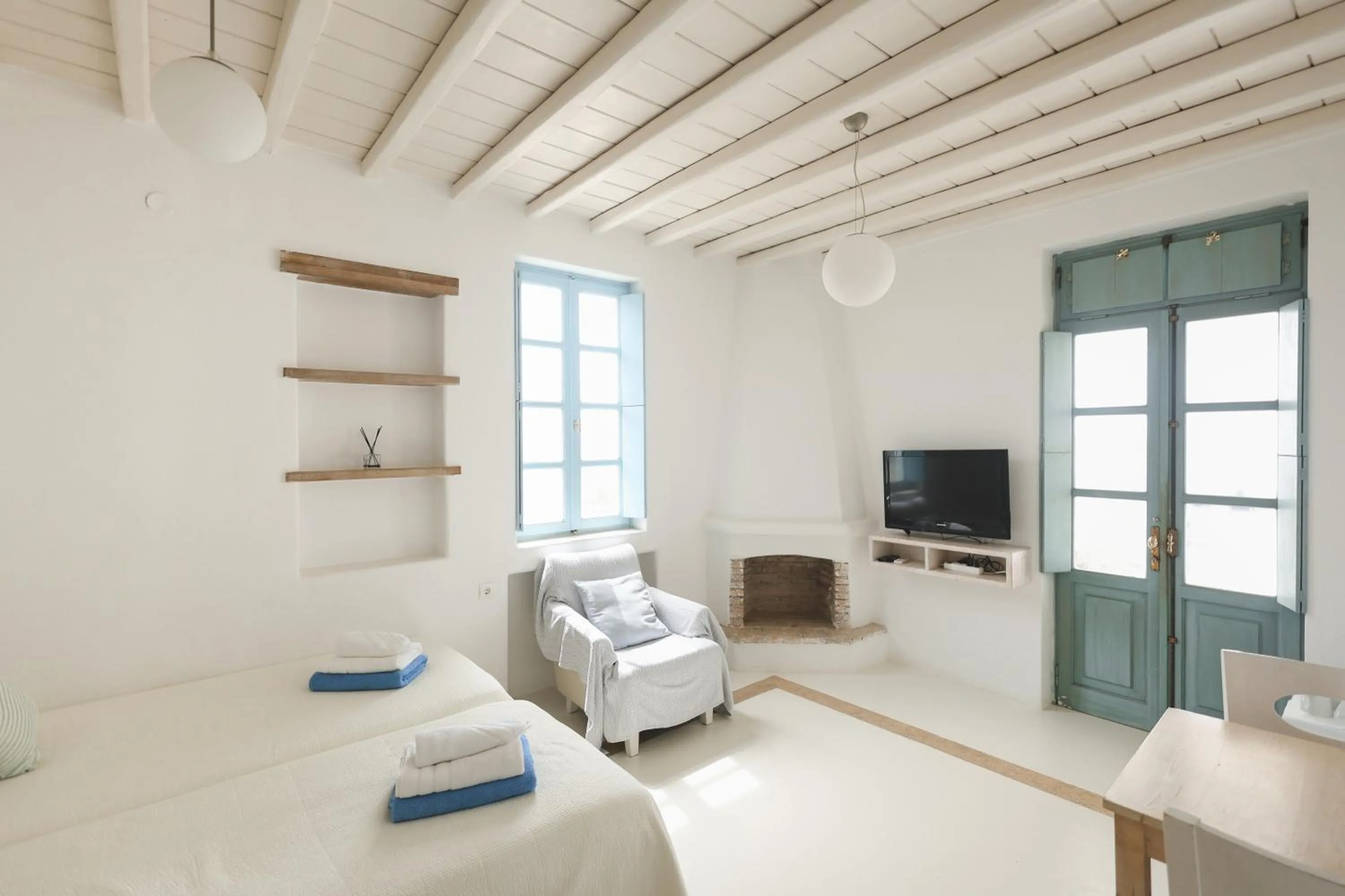 Bed in Mykonos Pantheon