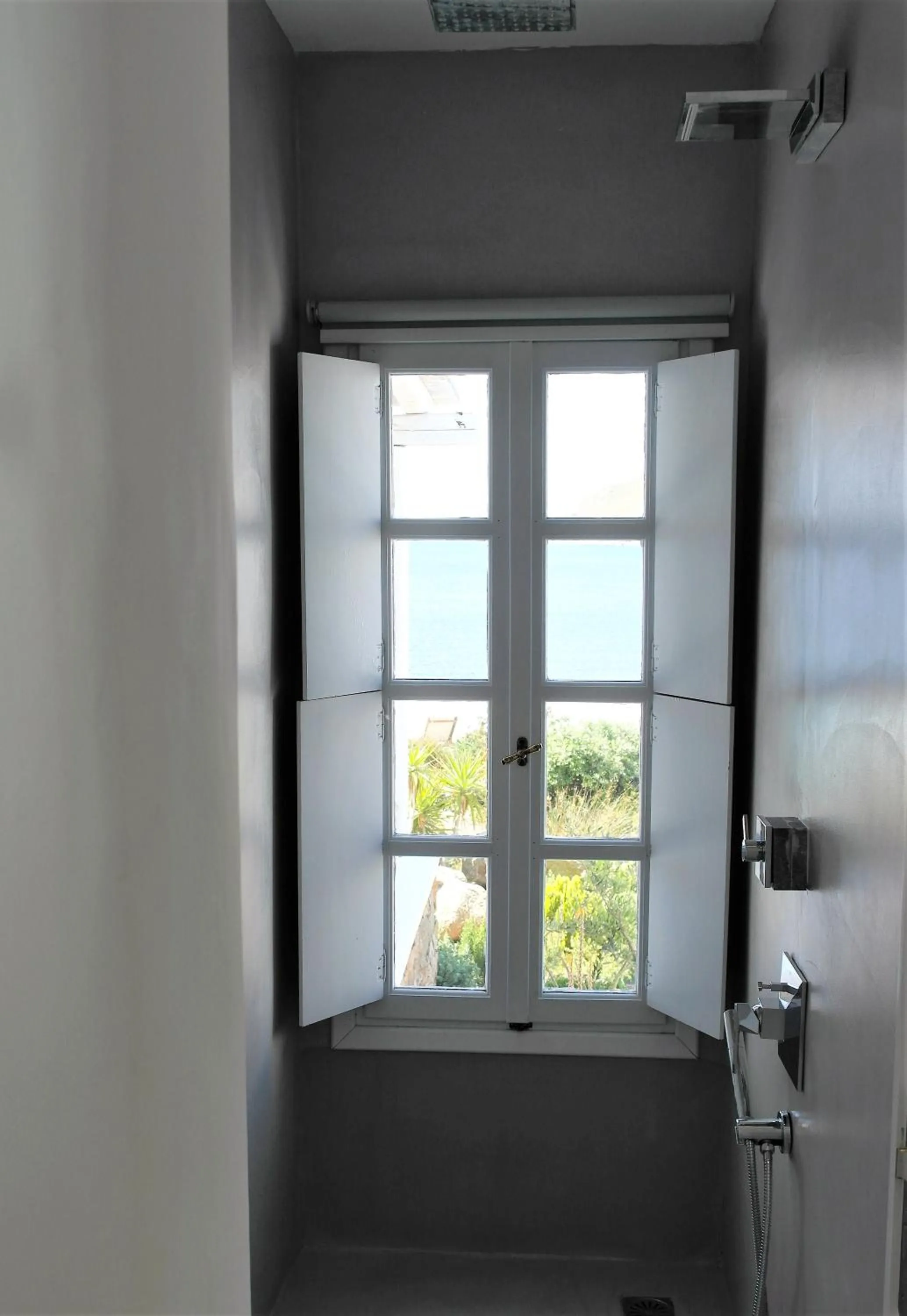 Shower in Mykonos Pantheon