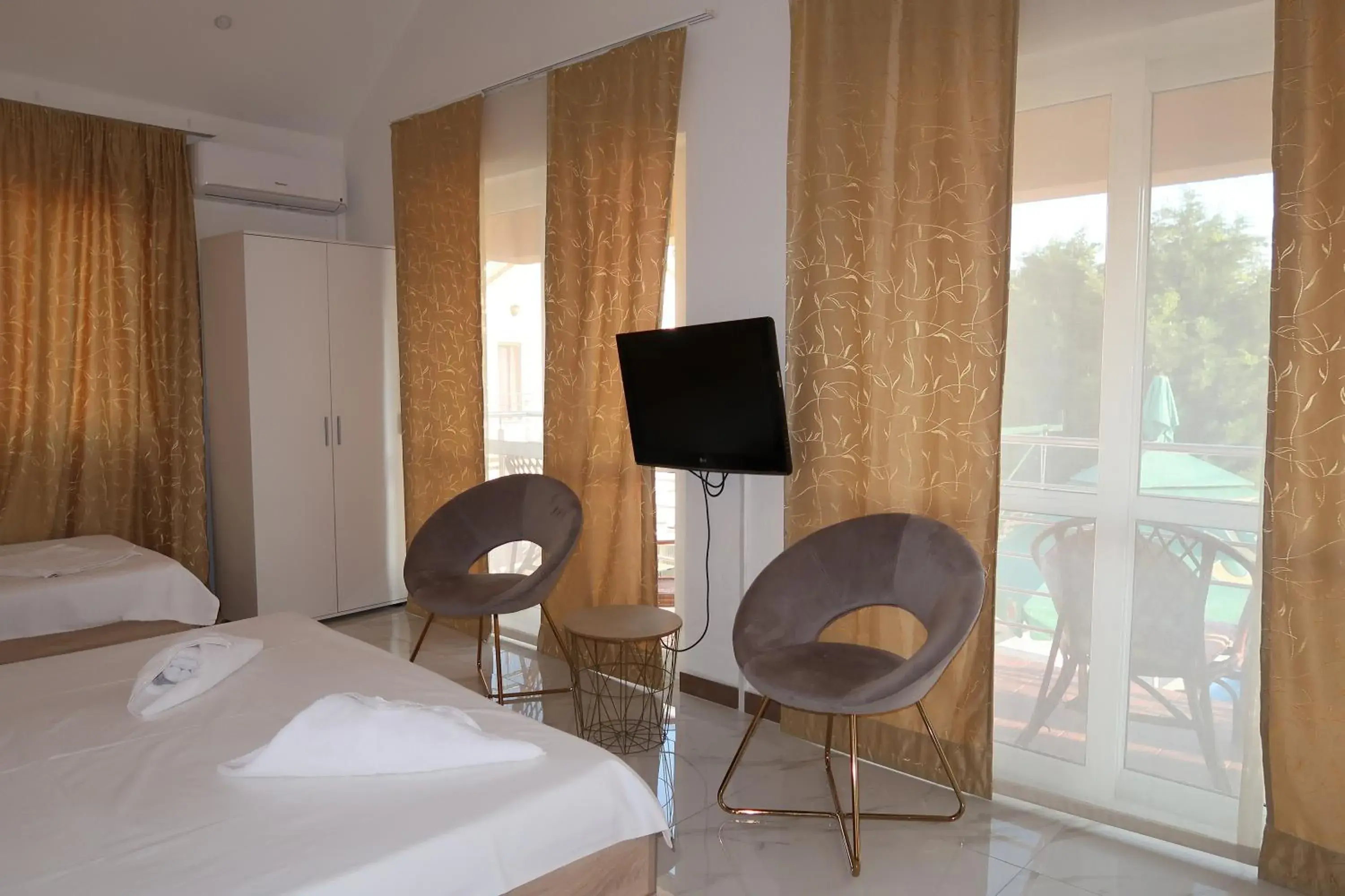 Triple Room - single occupancy in Hotel Royal Garden Triple Room - single occupancy in Hotel Royal Garden