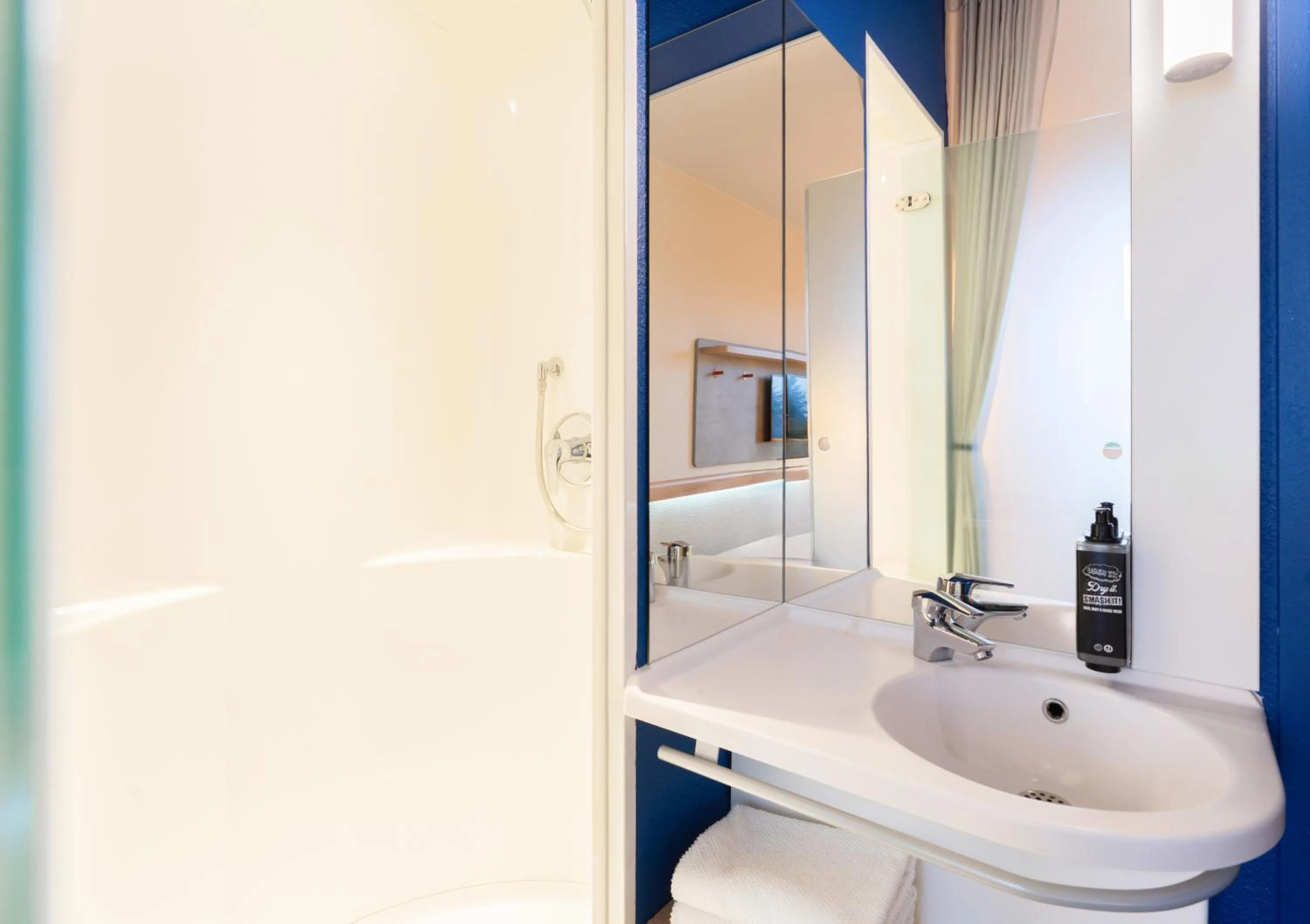 Shower in ibis budget Genève Aéroport