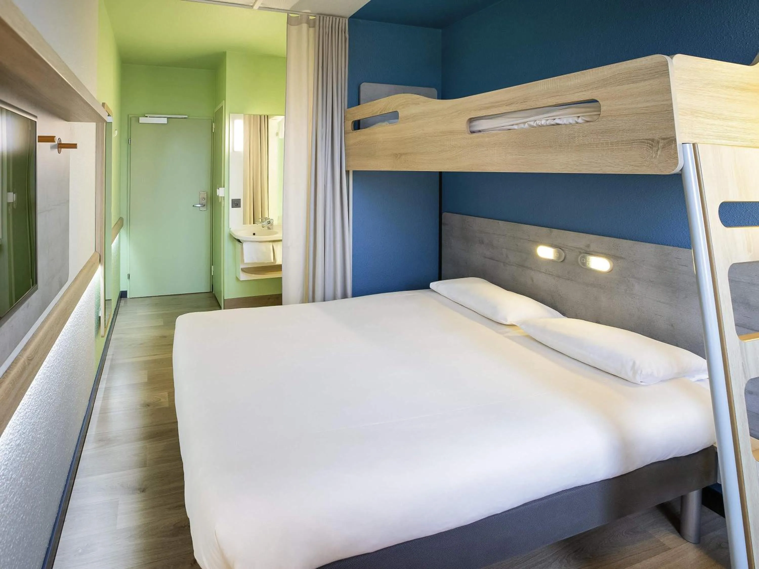 Bedroom, Bed in ibis budget Genève Aéroport
