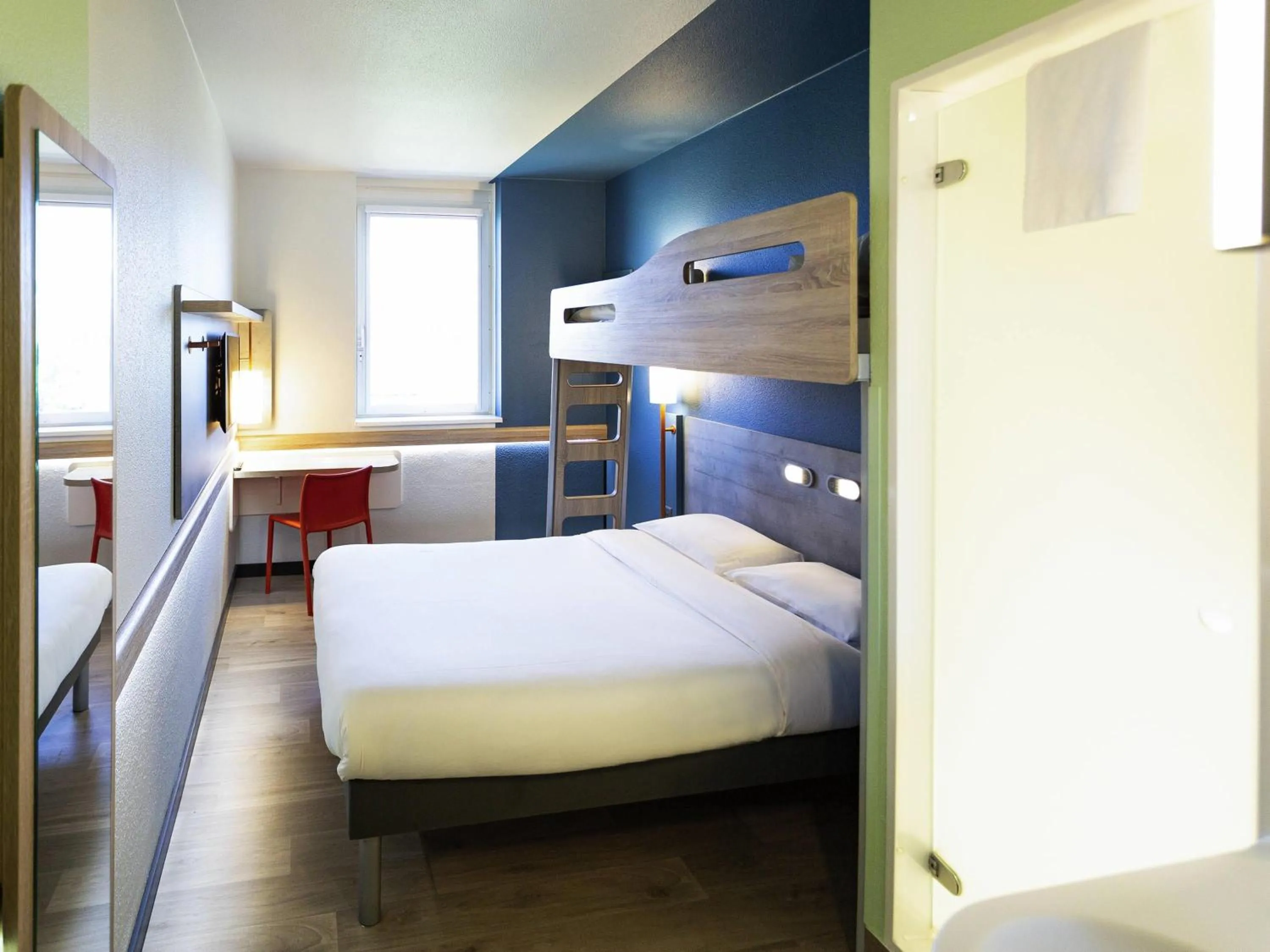 Bedroom, Bed in ibis budget Genève Aéroport