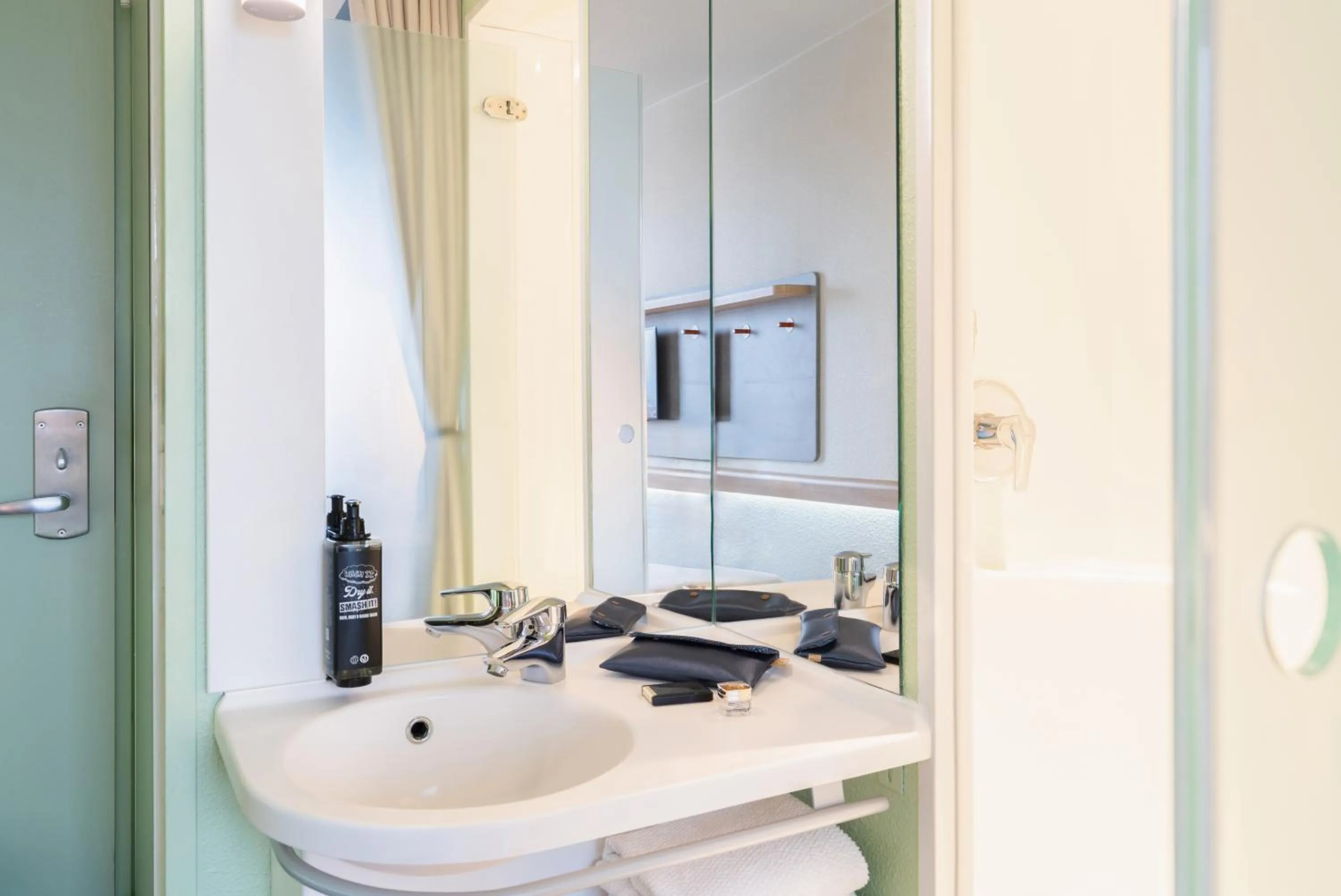 Shower in ibis budget Genève Aéroport