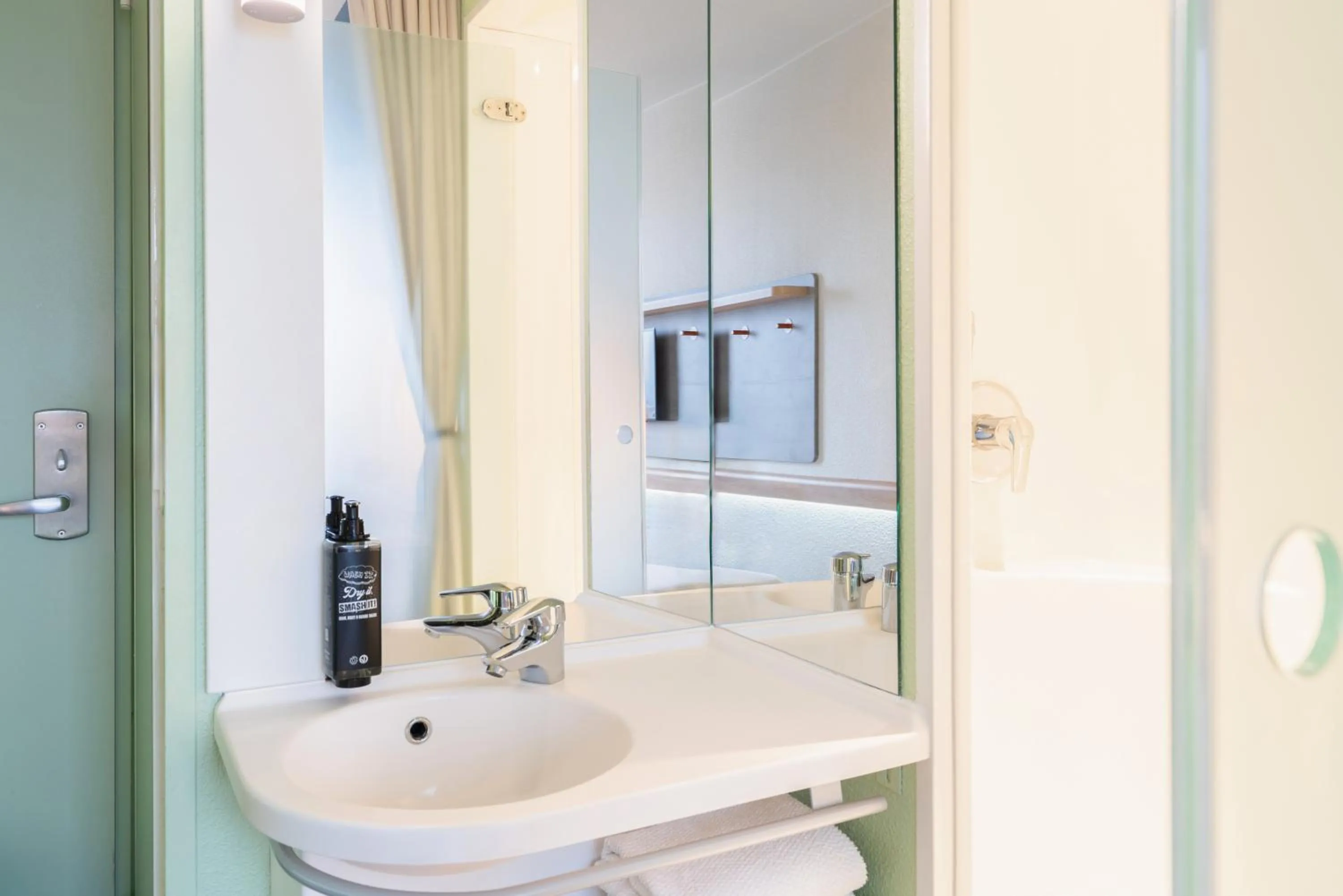 Shower in ibis budget Genève Aéroport