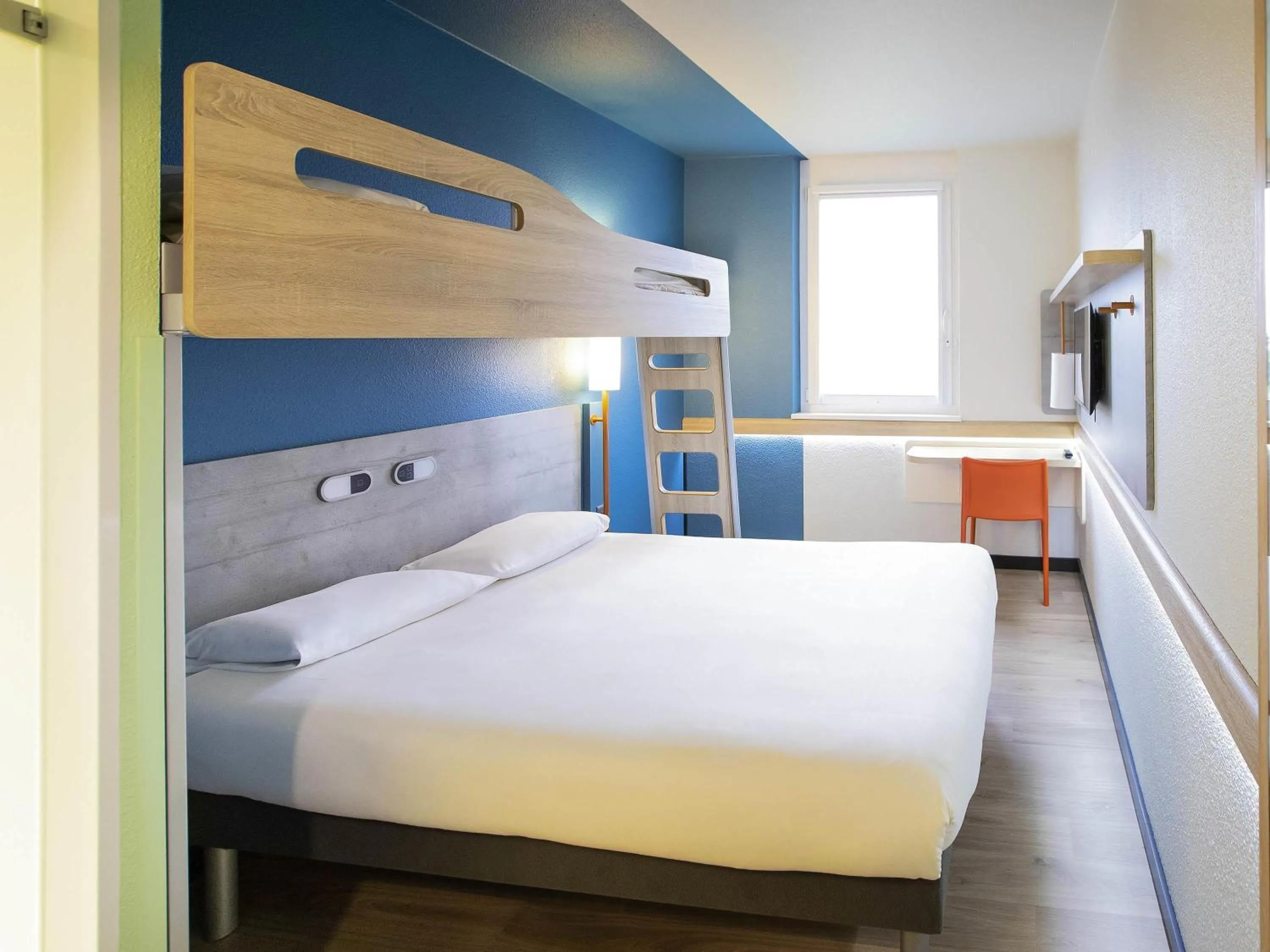 Bedroom, Bed in ibis budget Genève Aéroport
