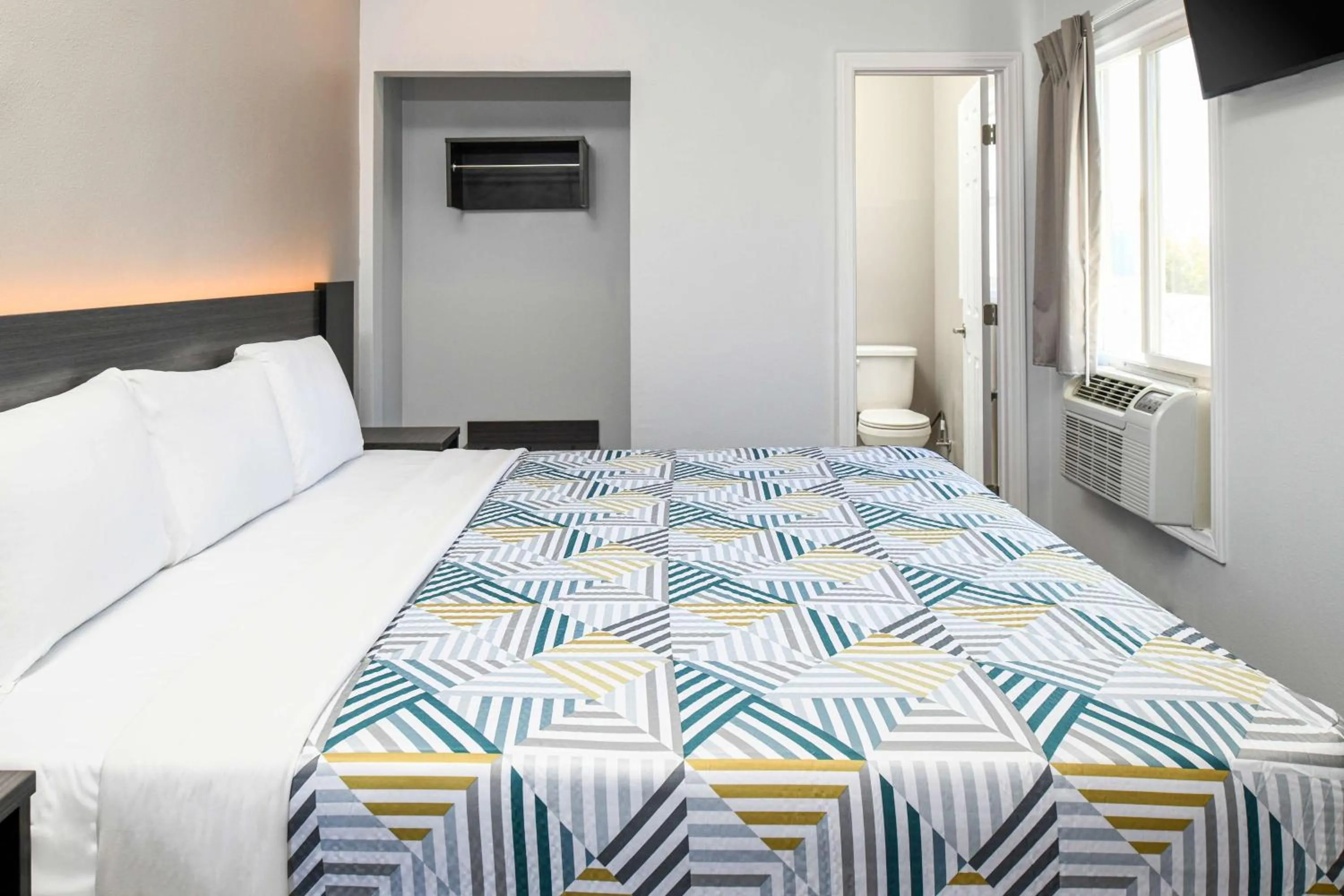 Photo of the whole room, Bed in Motel 6 San Pedro, CA Port of Los Angeles