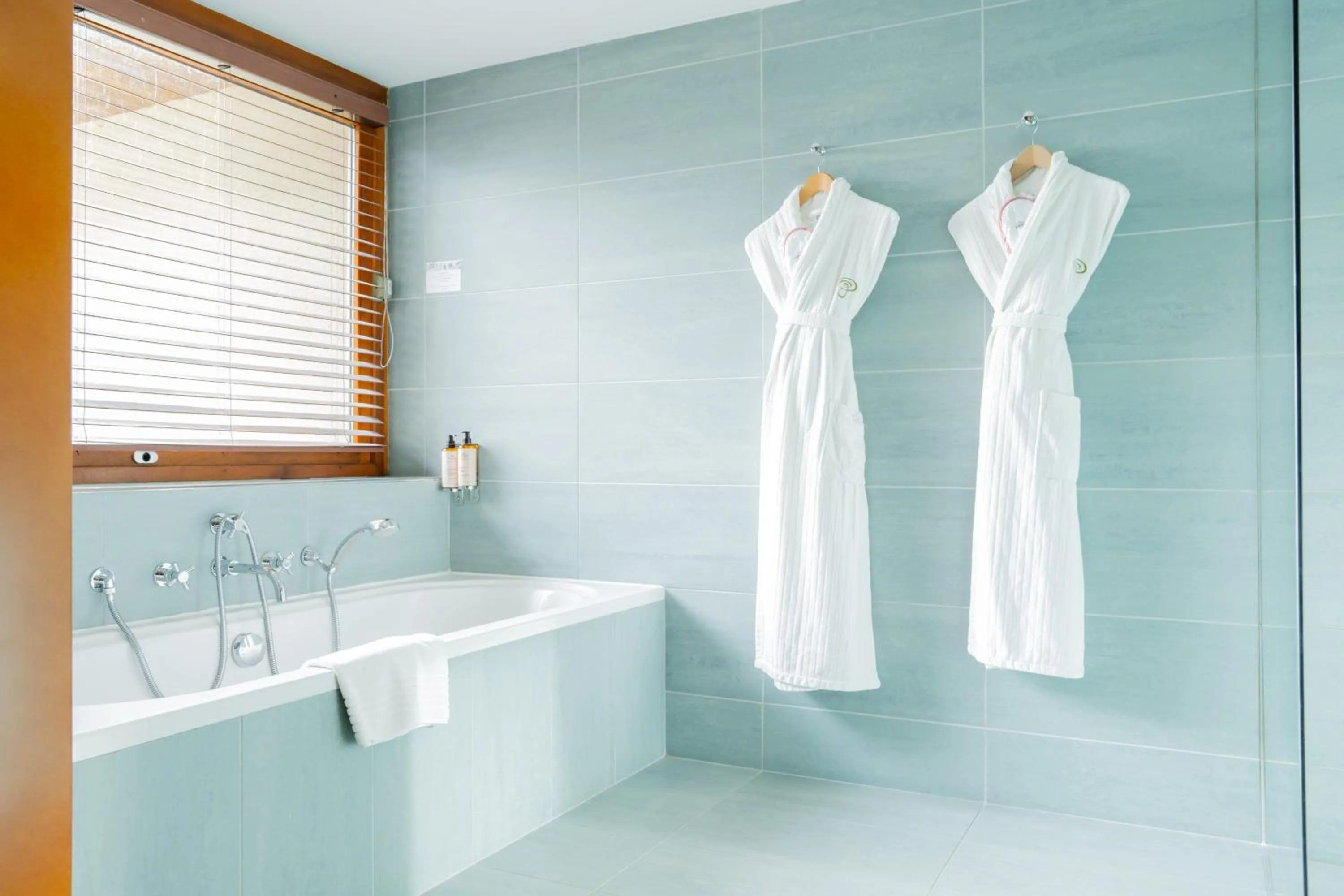 Bathroom in Le Manoir du Lys, The Originals Relais