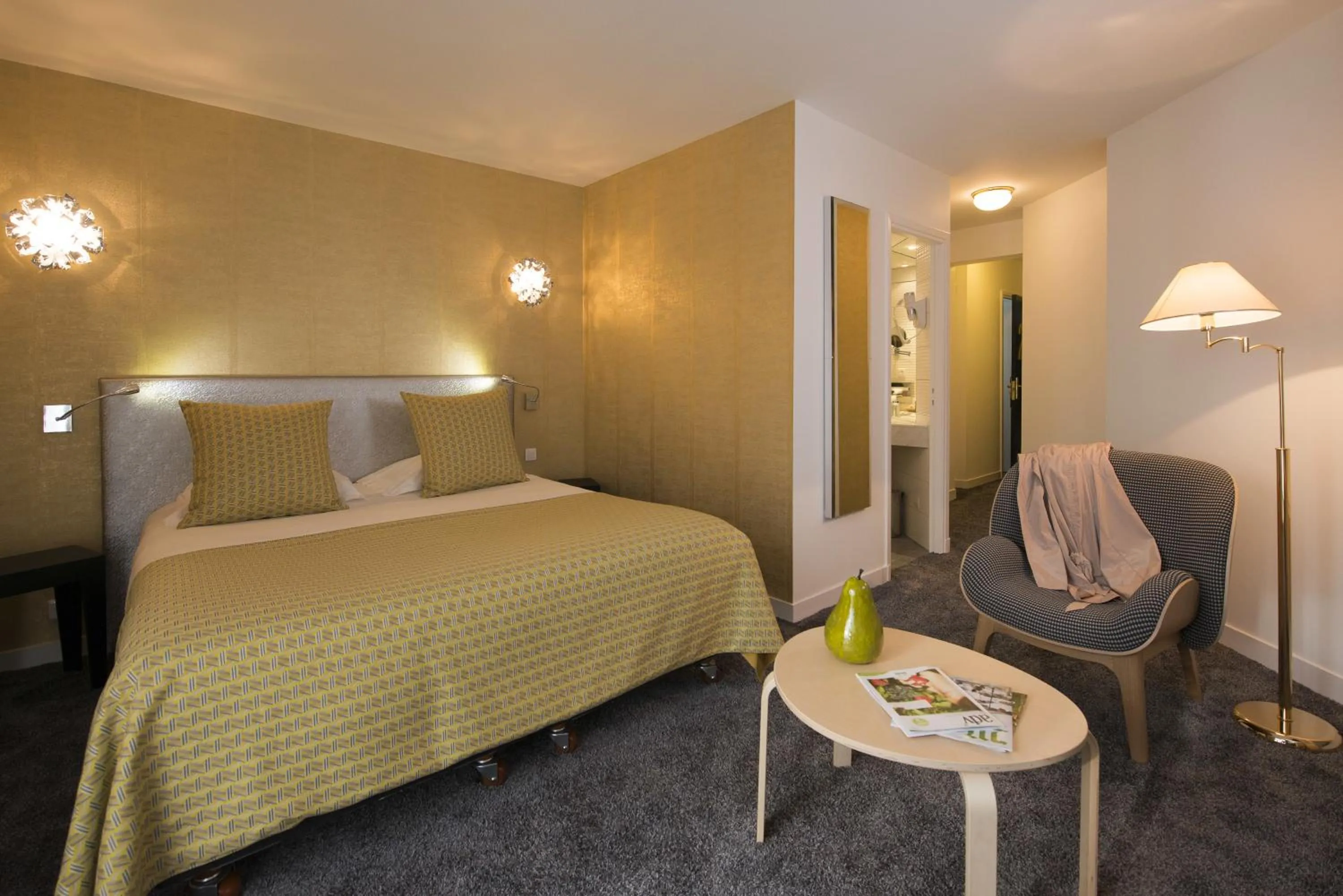 Photo of the whole room, Bed in Le Manoir du Lys, The Originals Relais