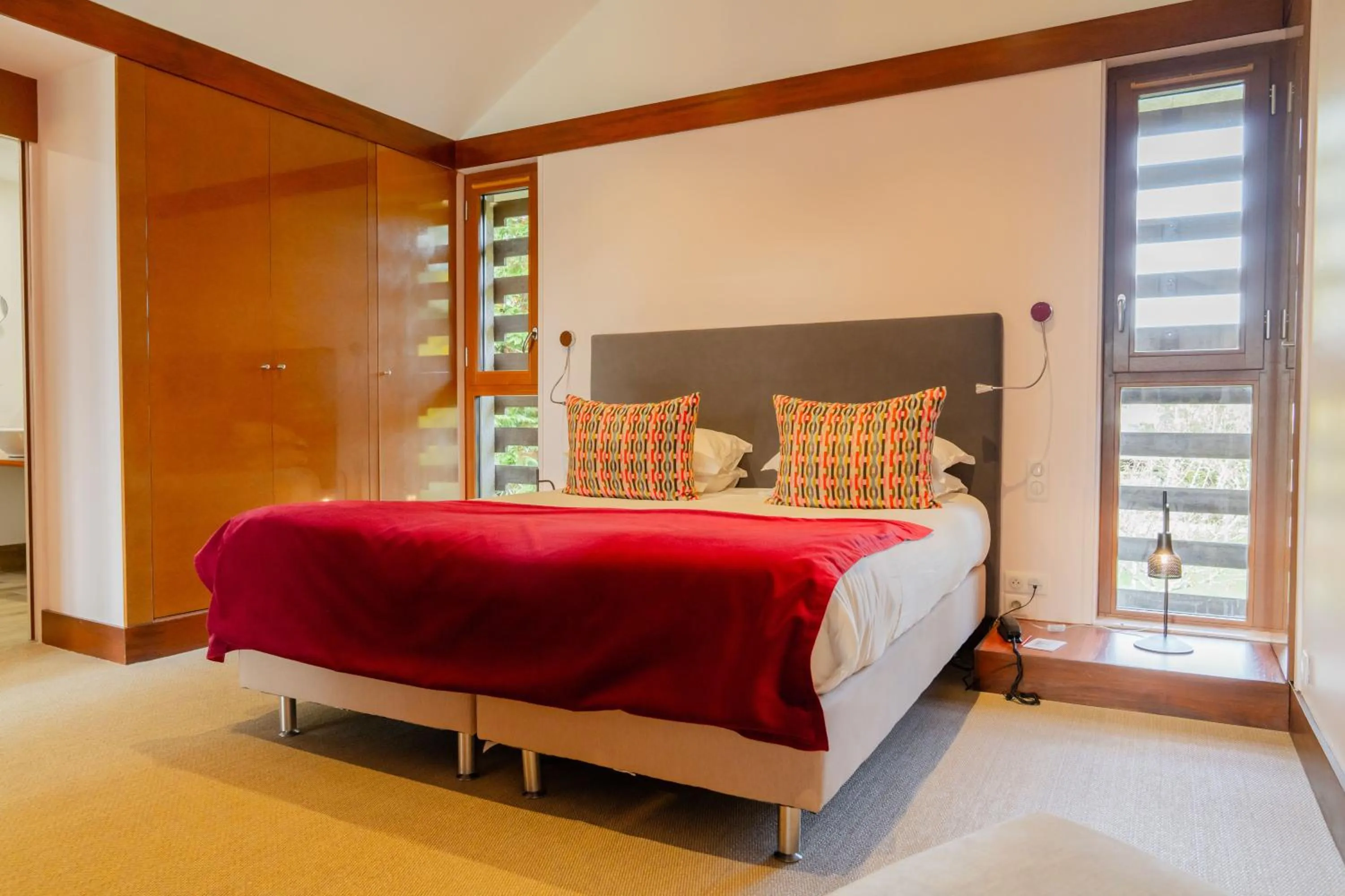 Bed in Le Manoir du Lys, The Originals Relais