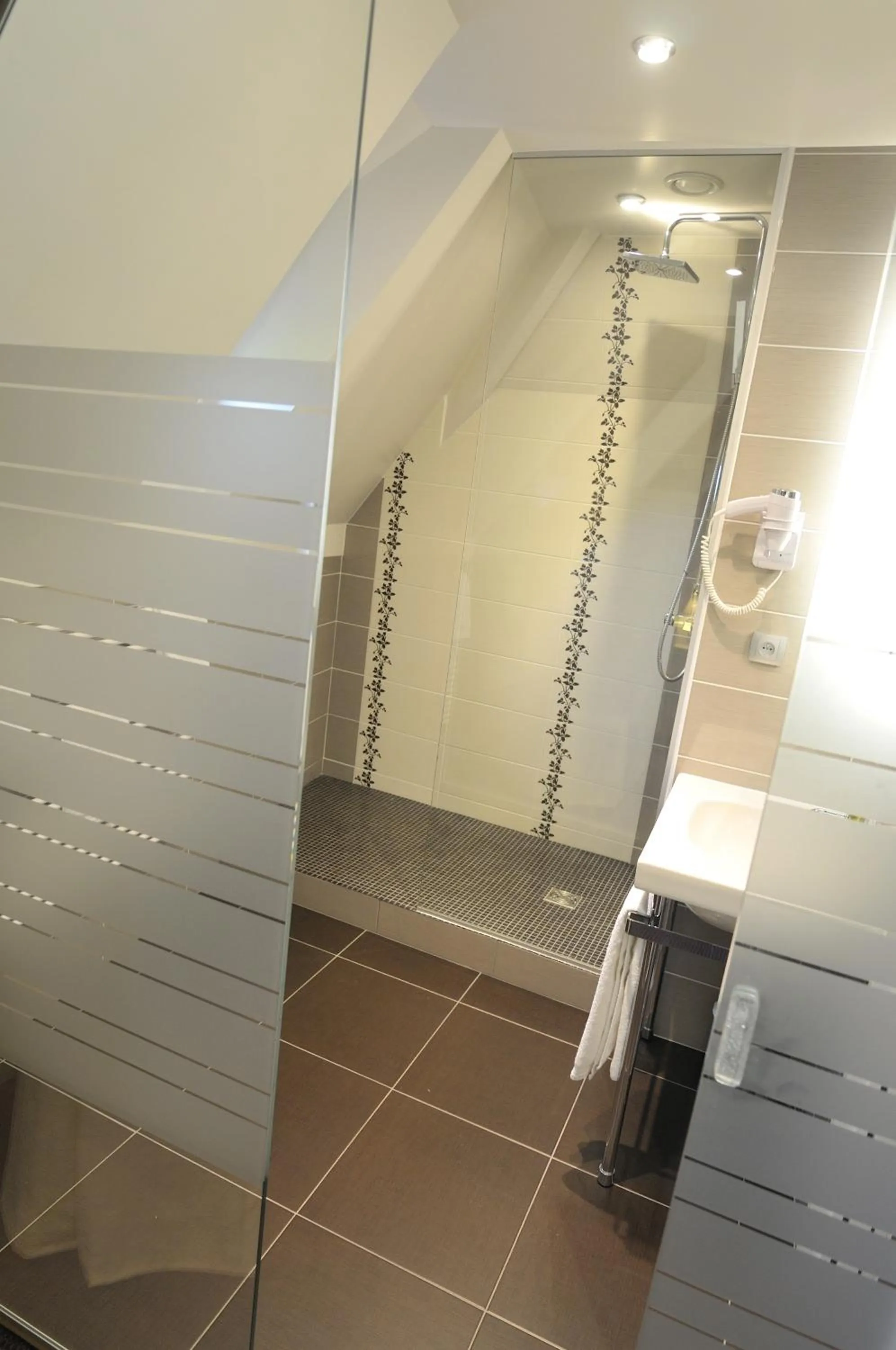 Bathroom in Le Manoir du Lys, The Originals Relais