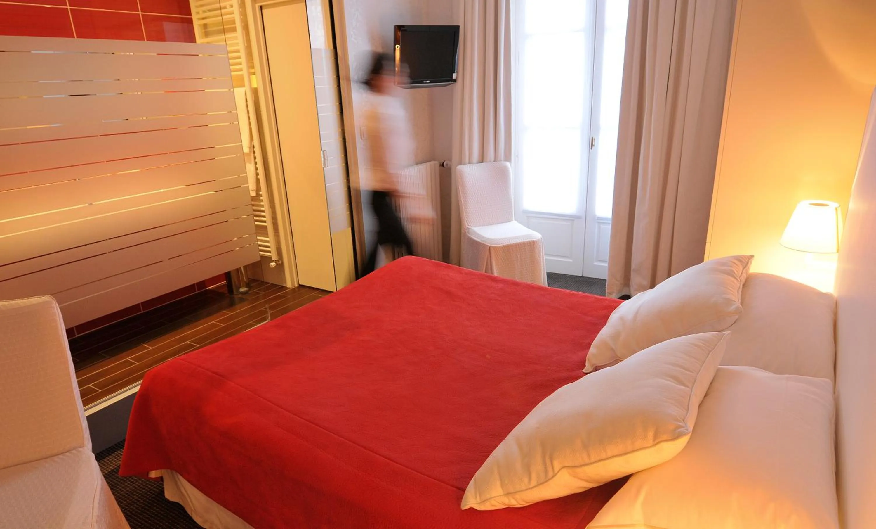 Property building, Bed in Le Manoir du Lys, The Originals Relais