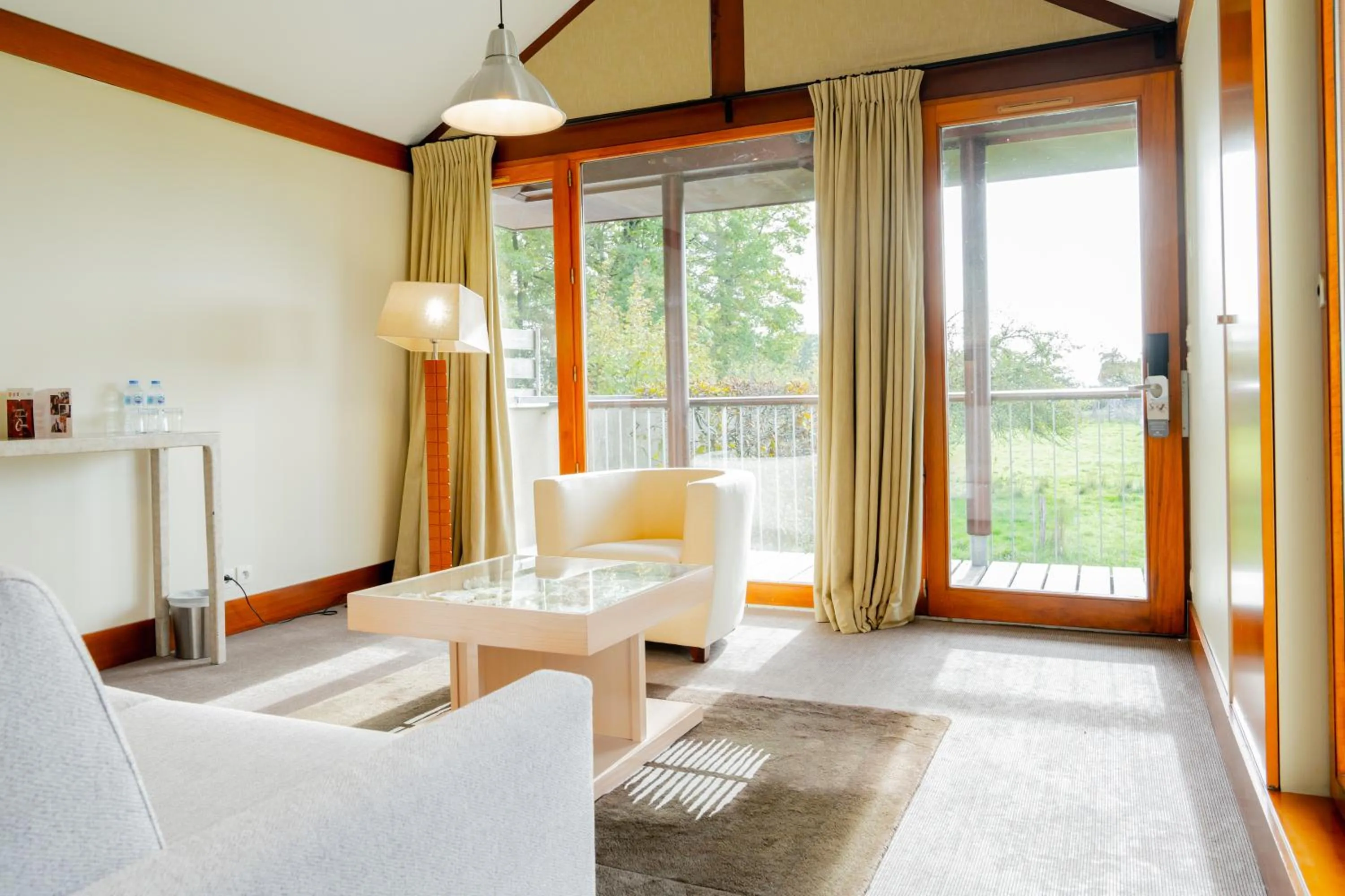 Seating area, Bed in Le Manoir du Lys, The Originals Relais
