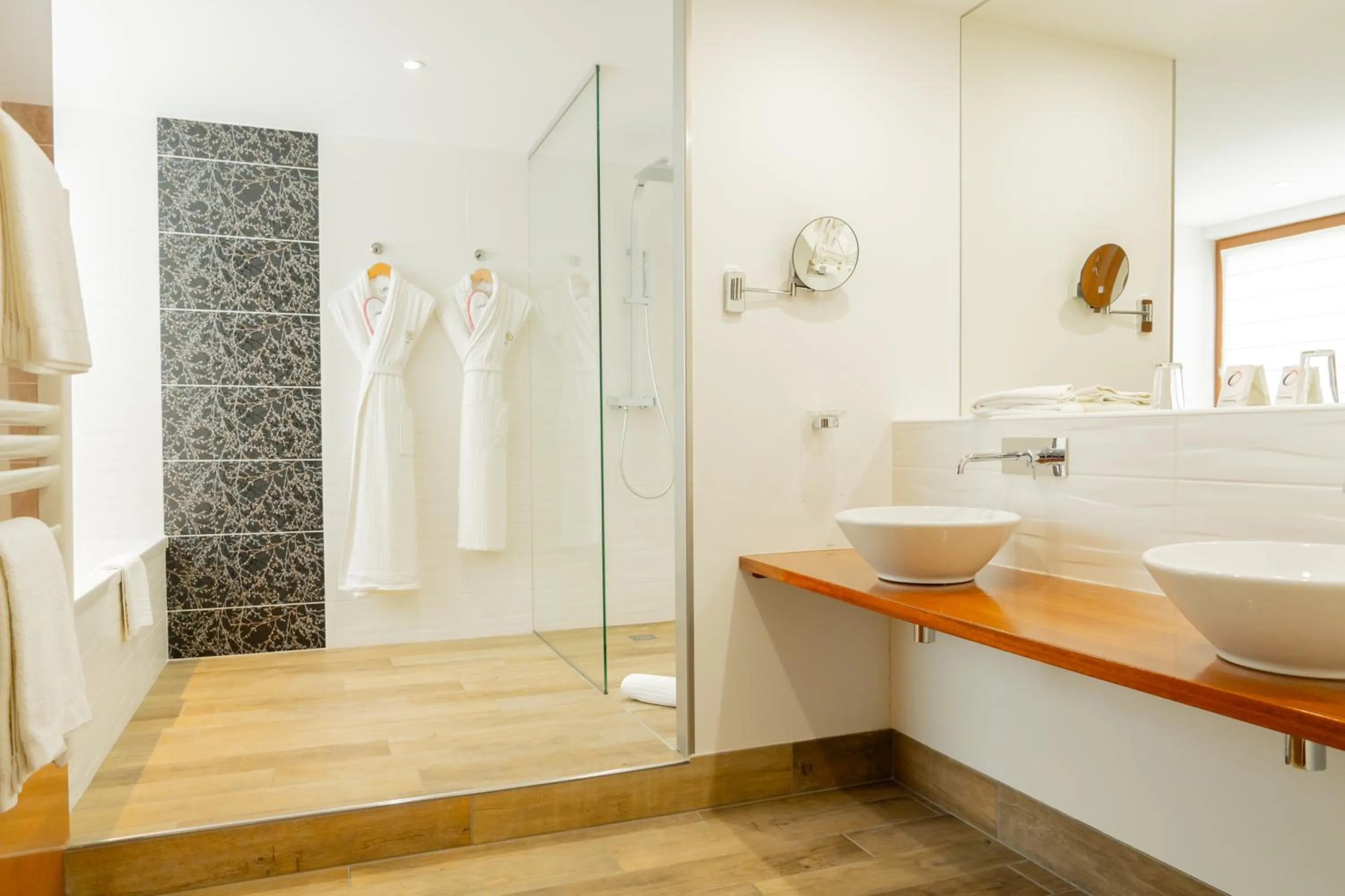 Bathroom in Le Manoir du Lys, The Originals Relais