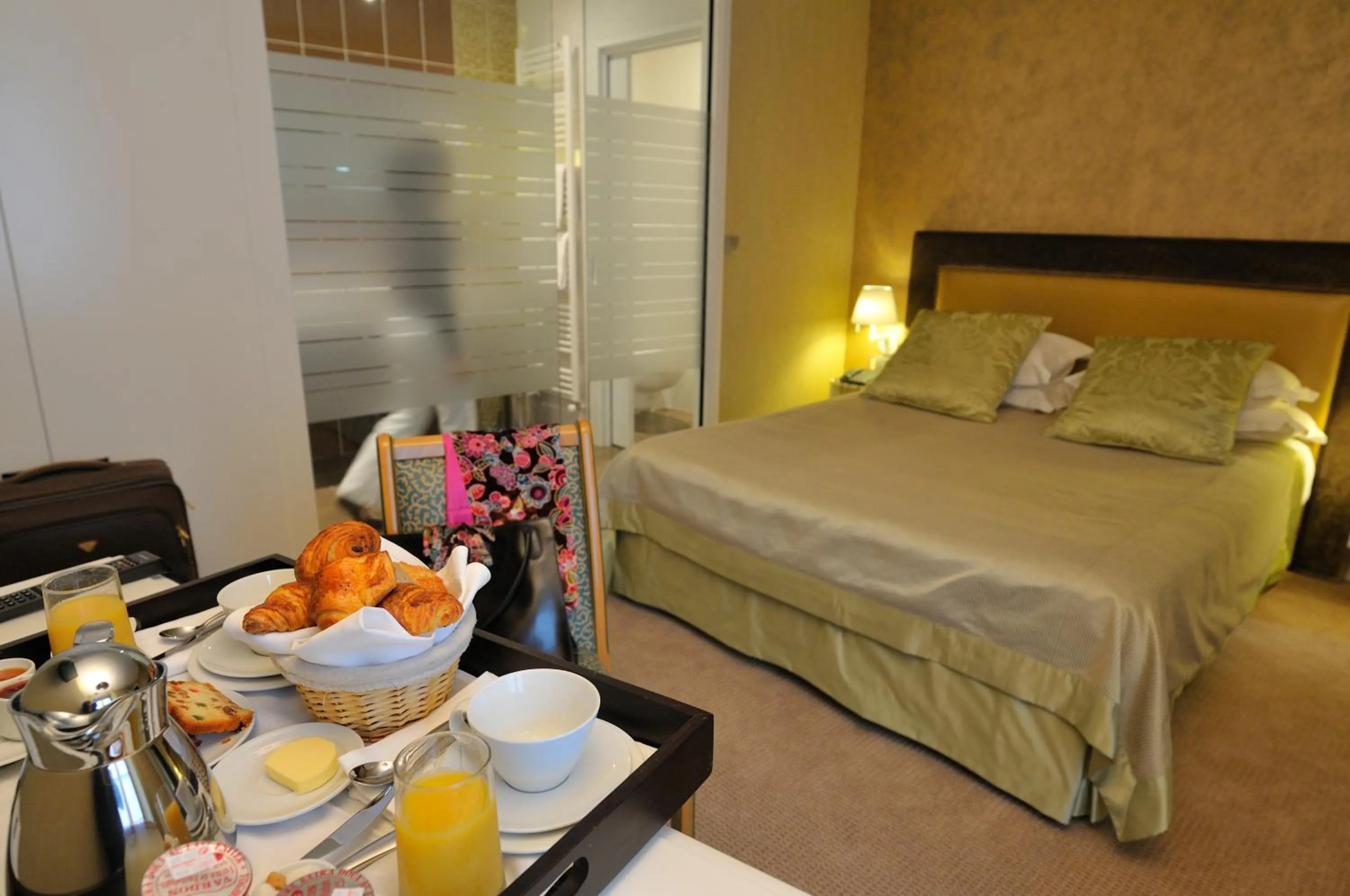 Breakfast, Bed in Le Manoir du Lys, The Originals Relais