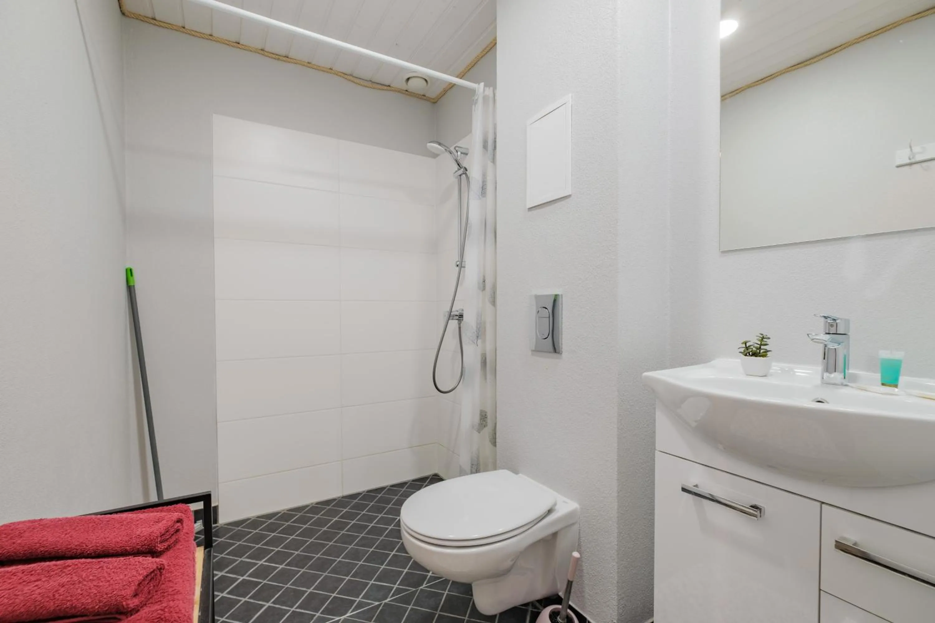Shower in Filosoofi 1 Studio Apartments
