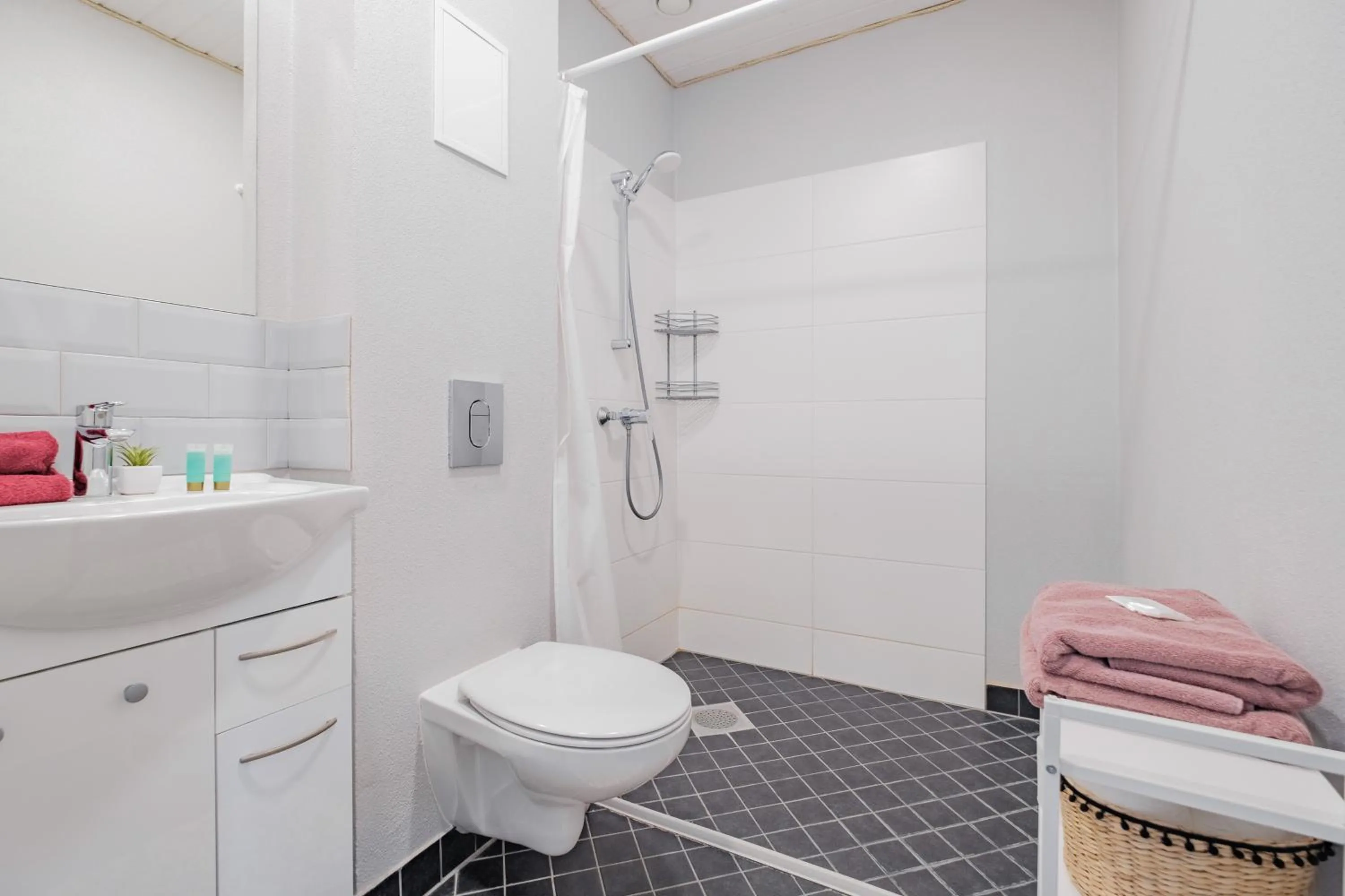 Shower in Filosoofi 1 Studio Apartments
