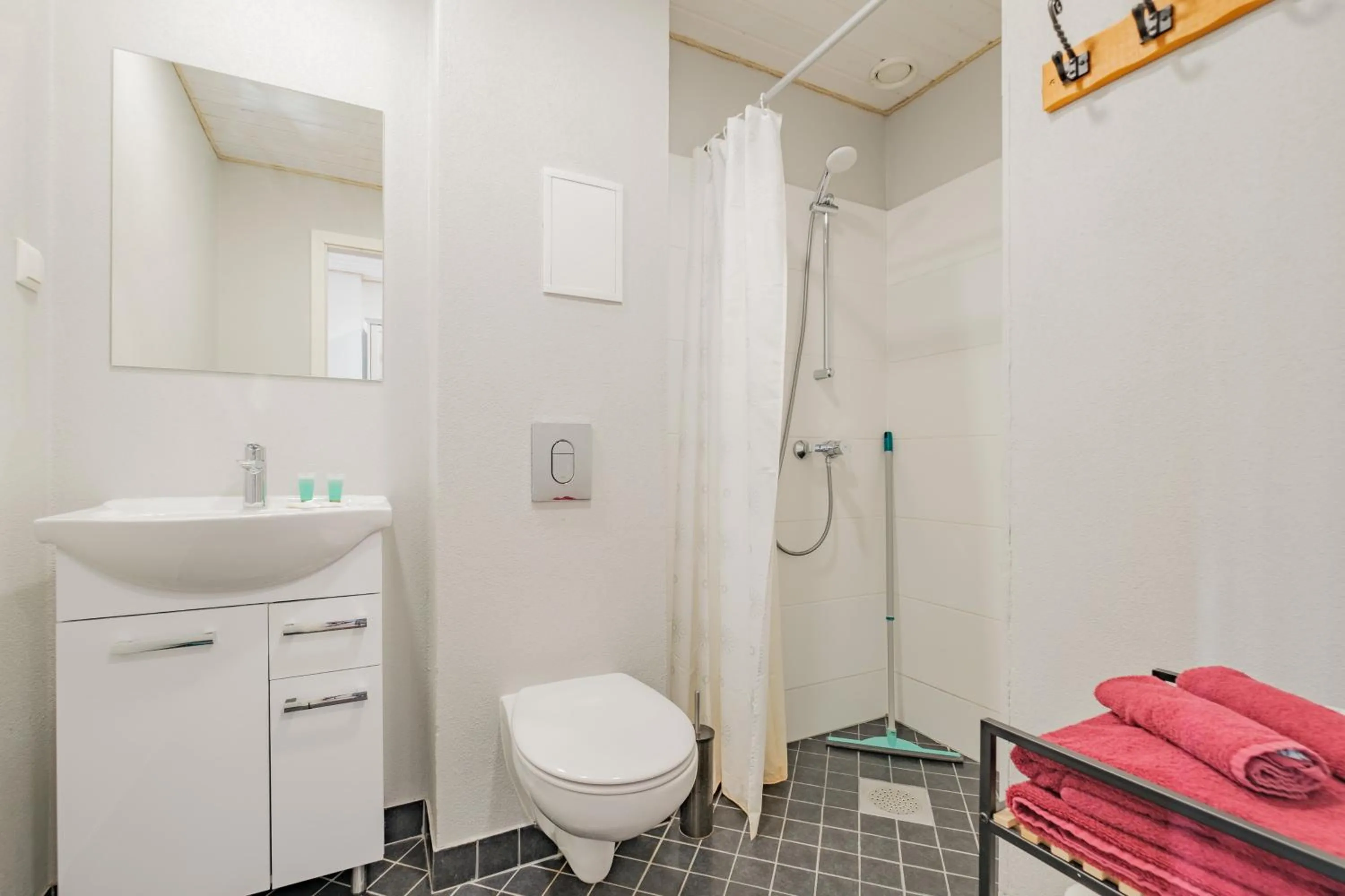 Shower in Filosoofi 1 Studio Apartments