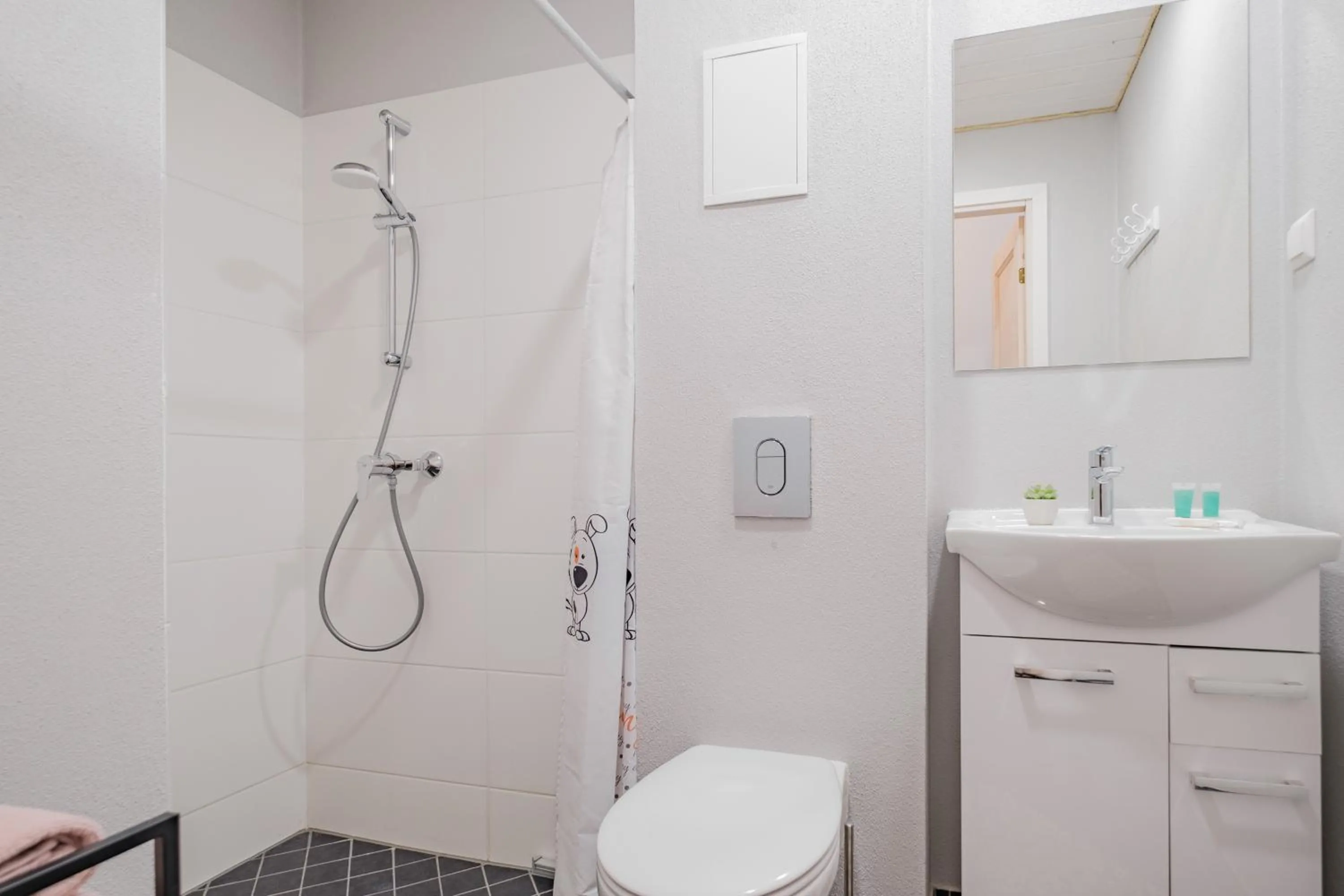 Shower in Filosoofi 1 Studio Apartments