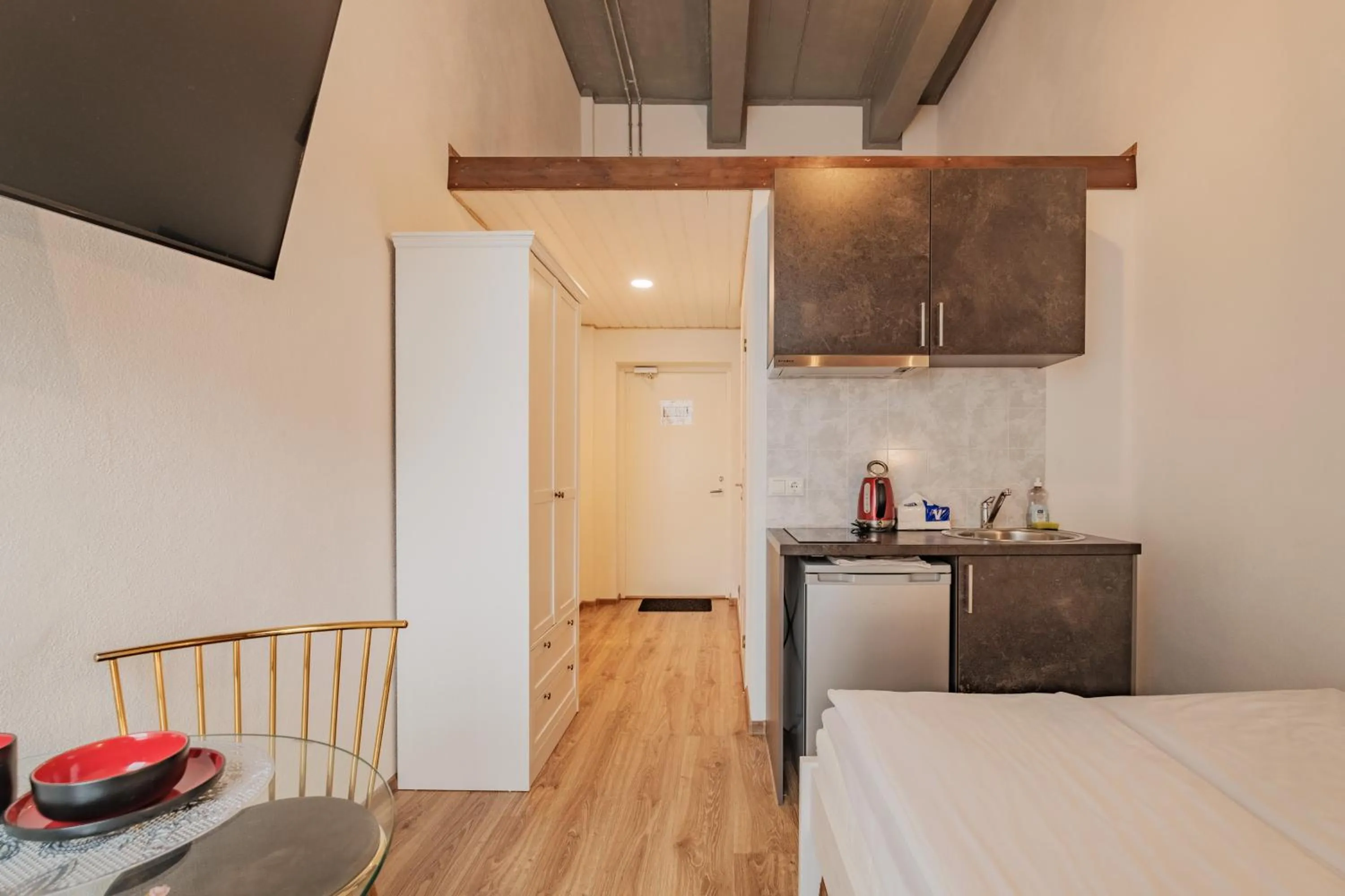 Kitchen or kitchenette, Bed in Filosoofi 1 Studio Apartments