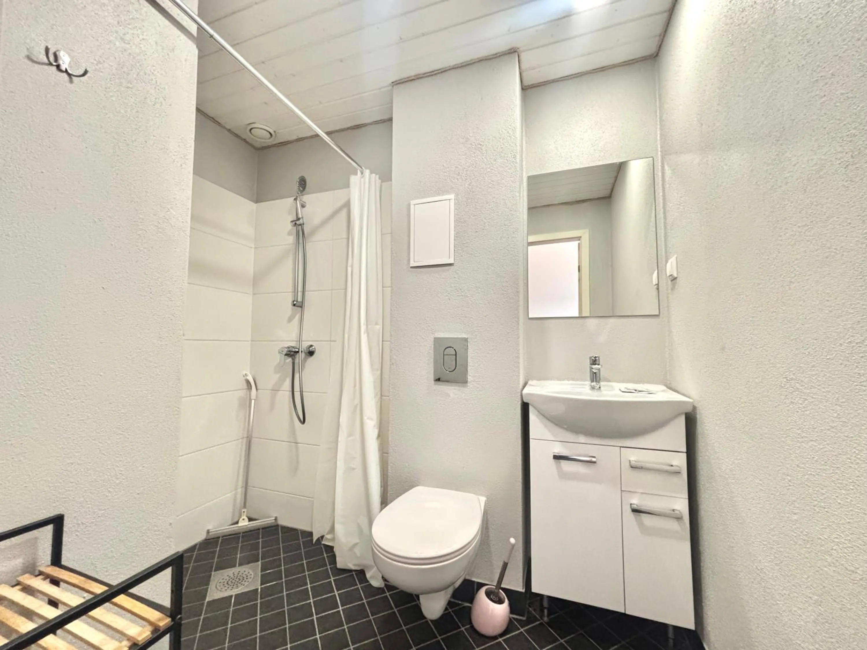 Shower in Filosoofi 1 Studio Apartments