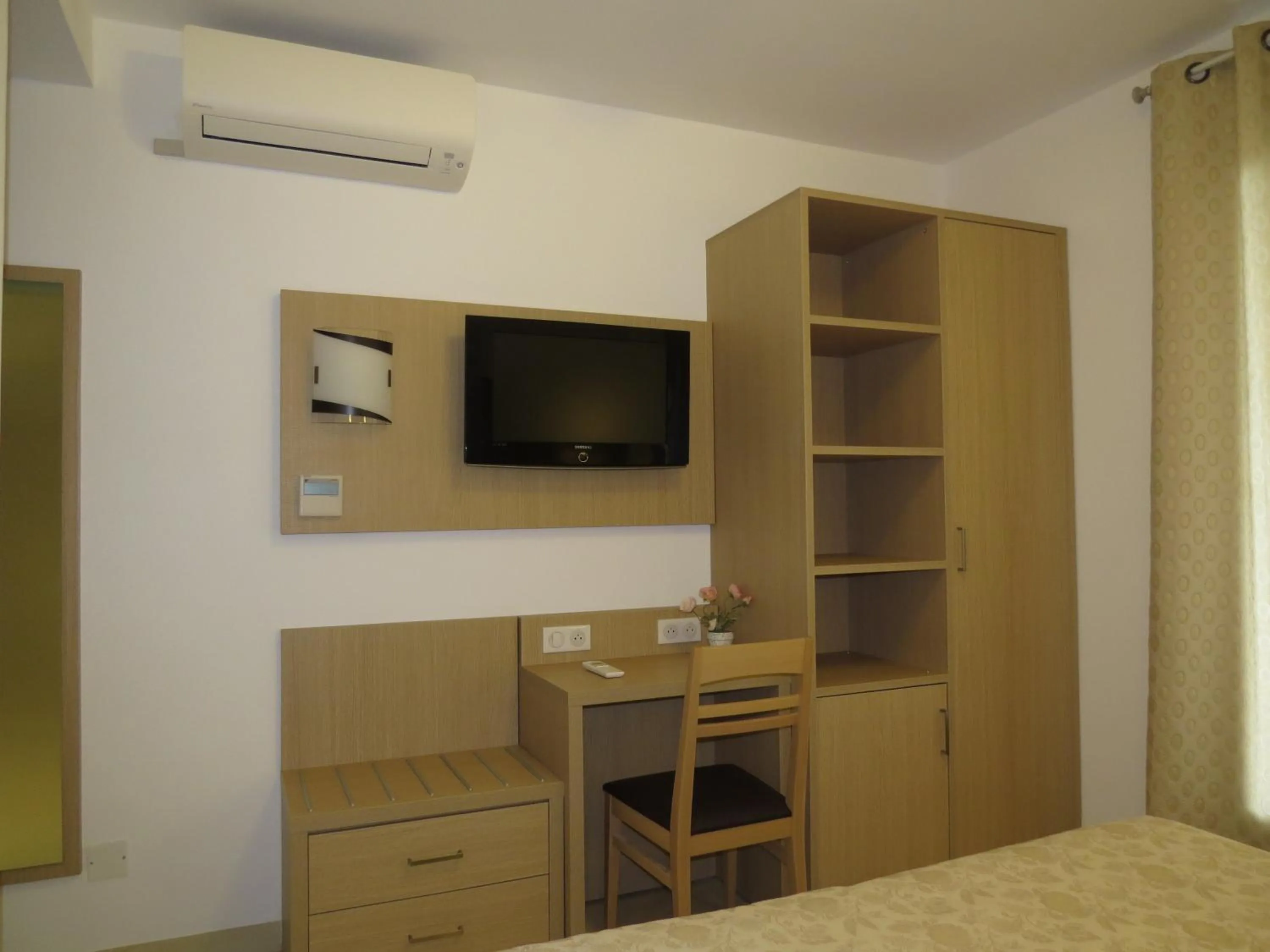 Seating area, Bed in Hôtel Mare E Monti